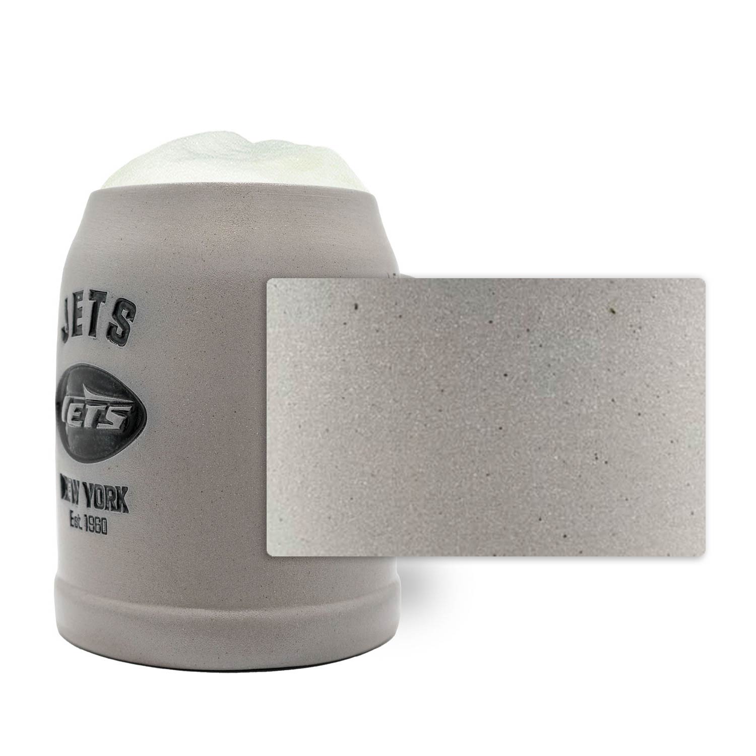®NFL PREMIUM Teamkrug New York Jets aus grauem Steingut mit Schaum und Detailansicht der rauen Oberfläche.