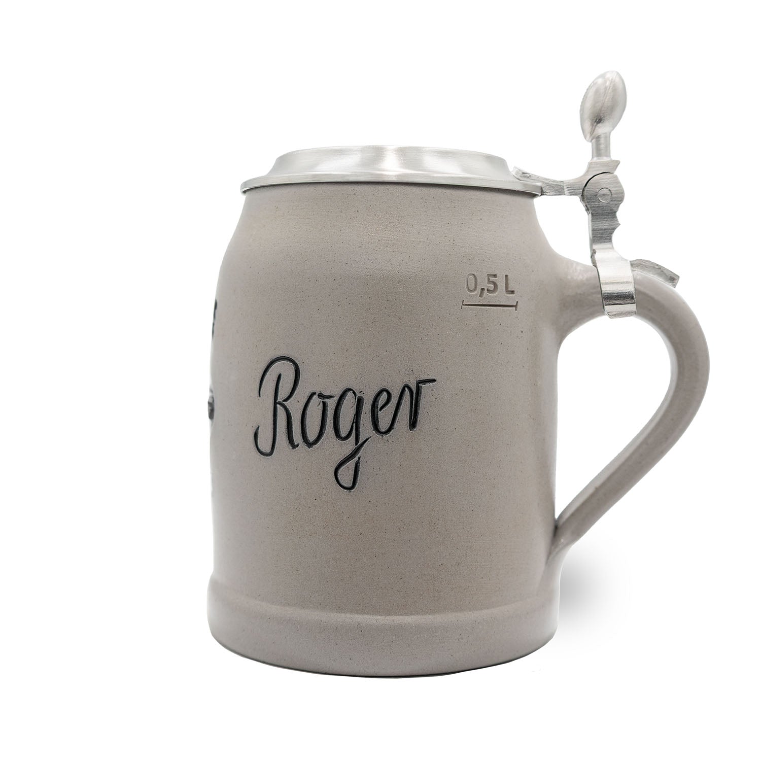 Grauer Roger Bierkrug mit Zinndeckel und Henkel, 0,5 Liter Fassungsvermögen, in Detailansicht.
