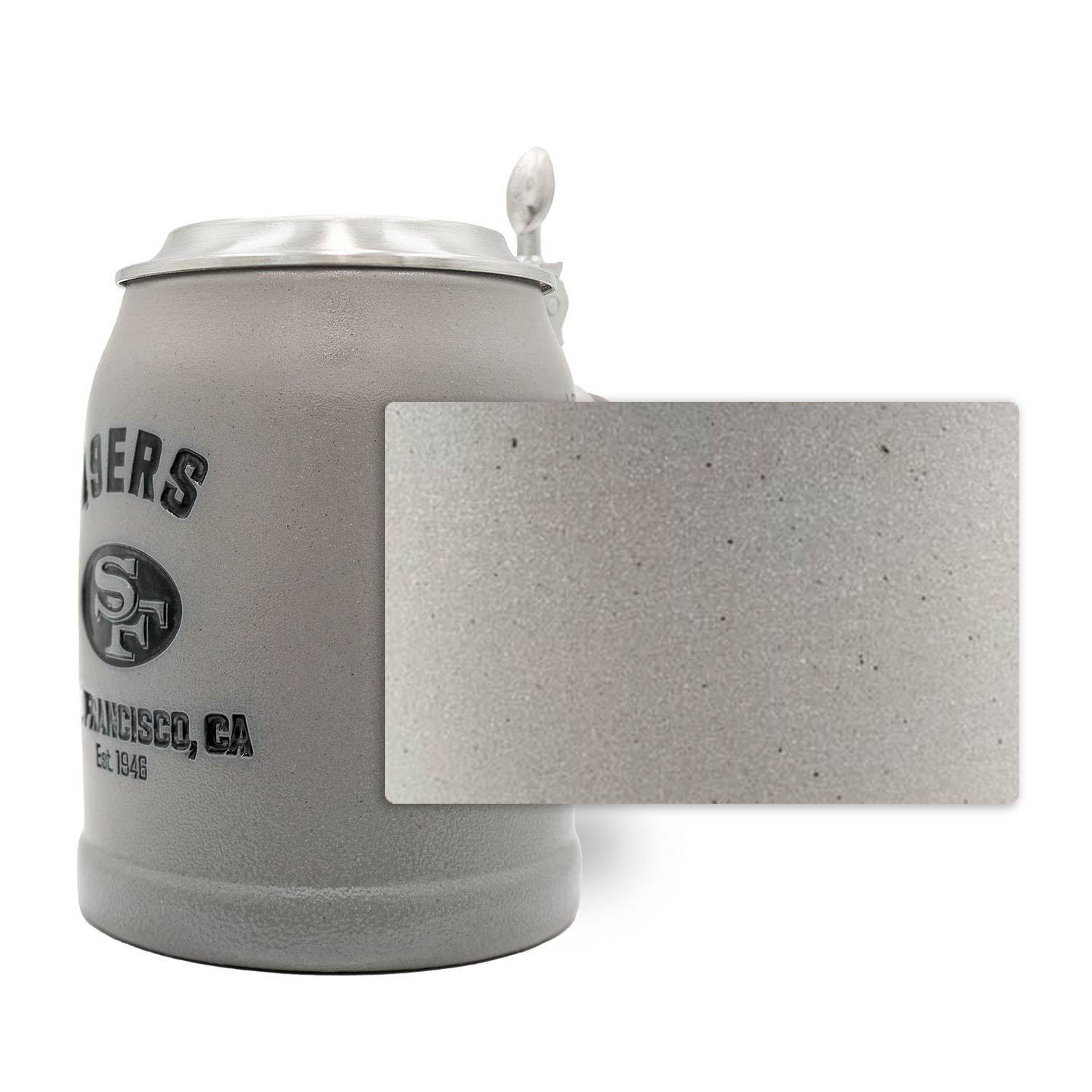 Beige ®NFL PREMIUM Teamkrug San Francisco 49ers aus Keramik mit Zinndeckel und Logo-Prägung, Detailansicht der rauen Struktur.