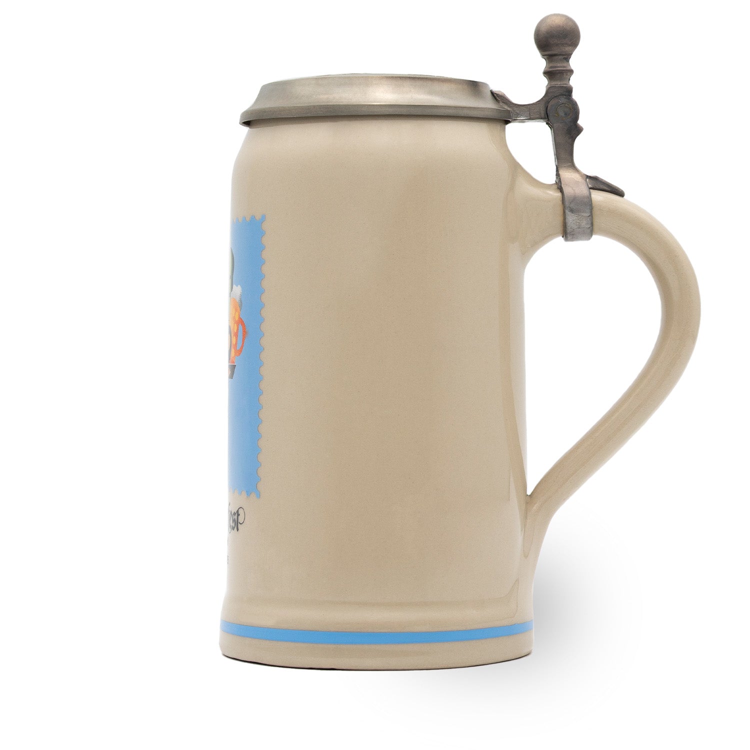 Offizieller Oktoberfestkrug 2025 mit detailliertem Zinndeckel, hellem Keramik-Korpus und blauer horizontaler Linie.