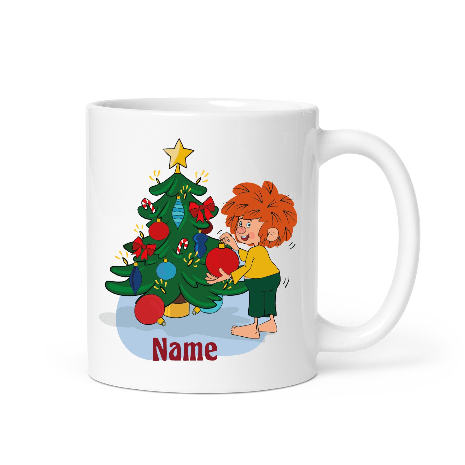 Weiße ®Pumuckl Tasse Weihnachten personalisierbar, mit Pumuckl beim Schmücken des Weihnachtsbaumes.