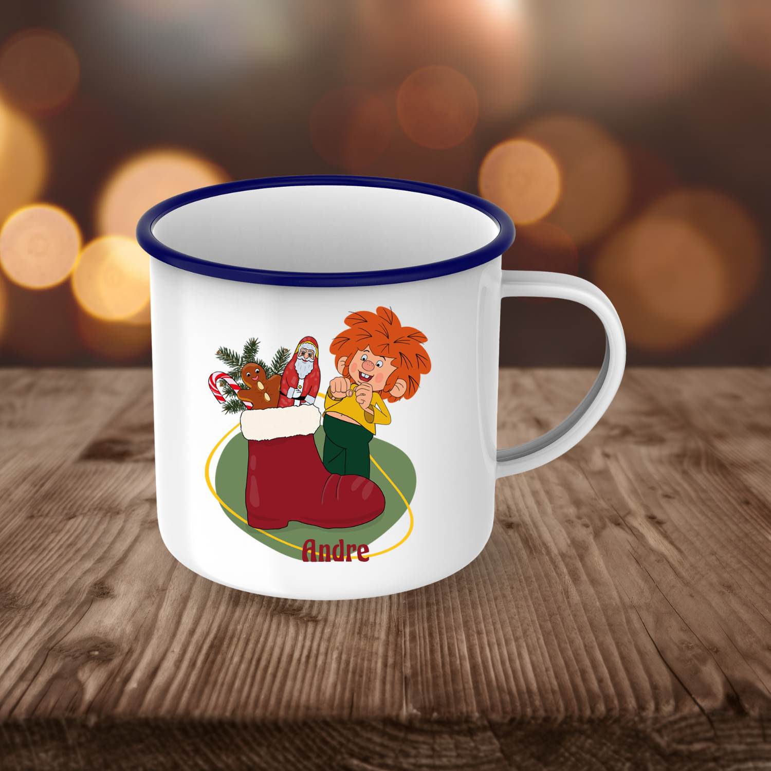 Pumuckl Emaille-Tasse Nikolaus personalisierbar, zeigt Pumuckl neben einem gefüllten roten Nikolausstiefel mit Name Andre