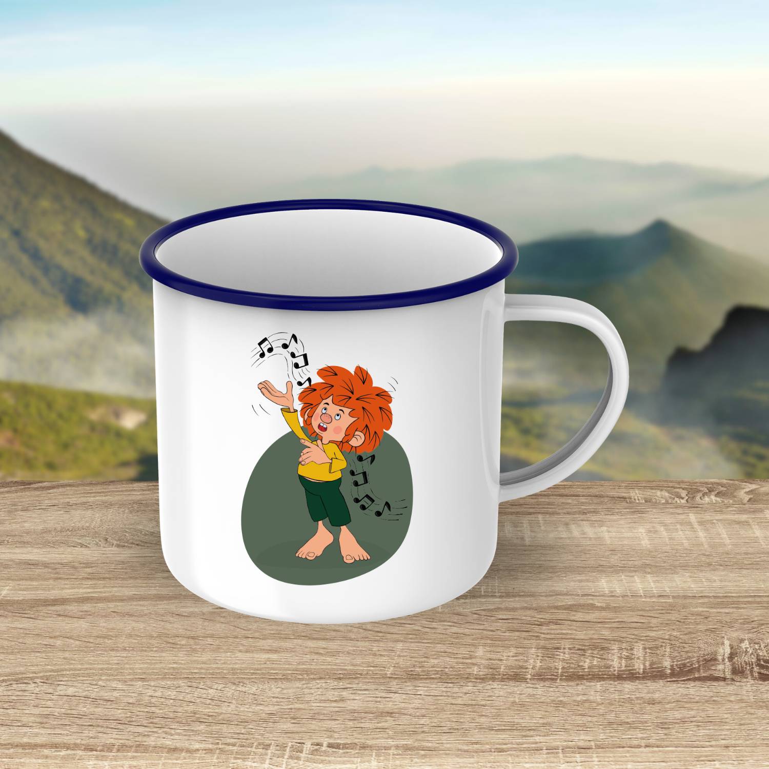 Weiße ®Pumuckl Emaille-Tasse "Musik" mit tanzendem Pumuckl und Noten auf Holzplatte vor Bergkulisse.