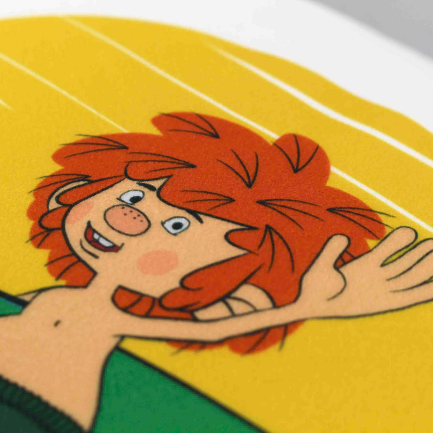 Nahaufnahme des Pumuckl Kuschelkissens Surfer, das den lachenden Pumuckl mit roten Haaren in grünem Shirt beim Surfen zeigt