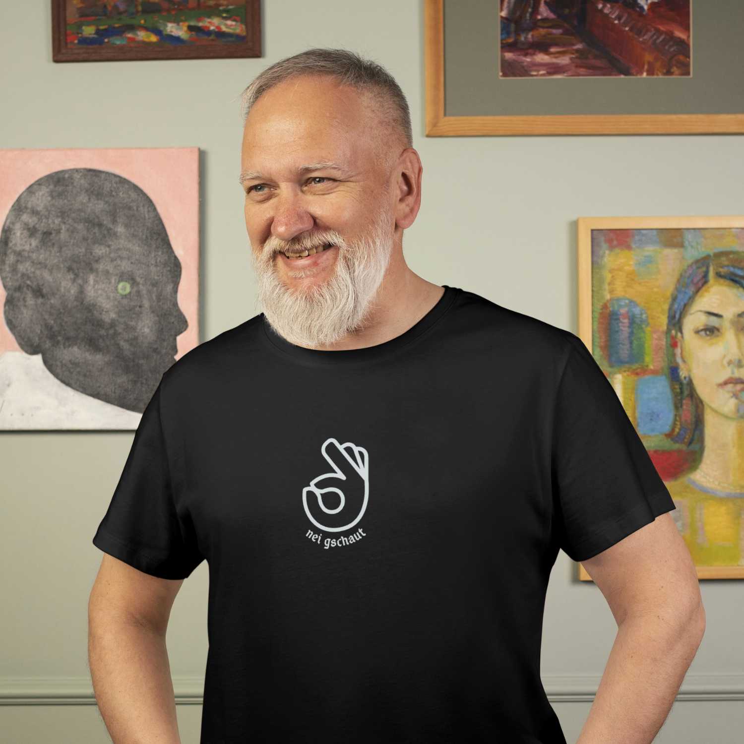 Lachender Mann trägt schwarzes Herren T-Shirt Nei gschaut mit weißem Handzeichen-Print.