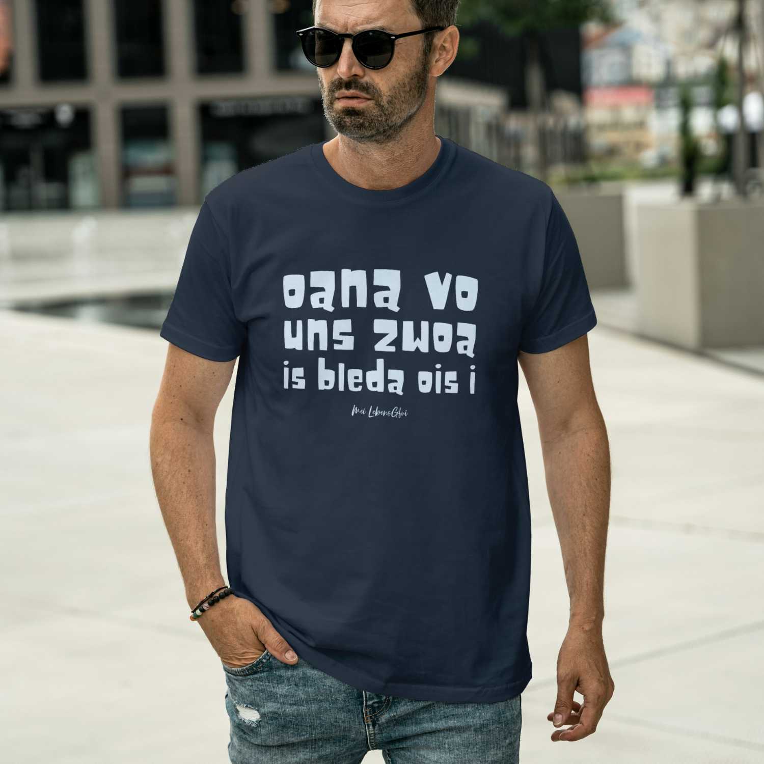 Herren T-Shirt Oana vo uns zwoa in Dunkelblau mit weißem Druck getragen von einem Mann mit Sonnenbrille.