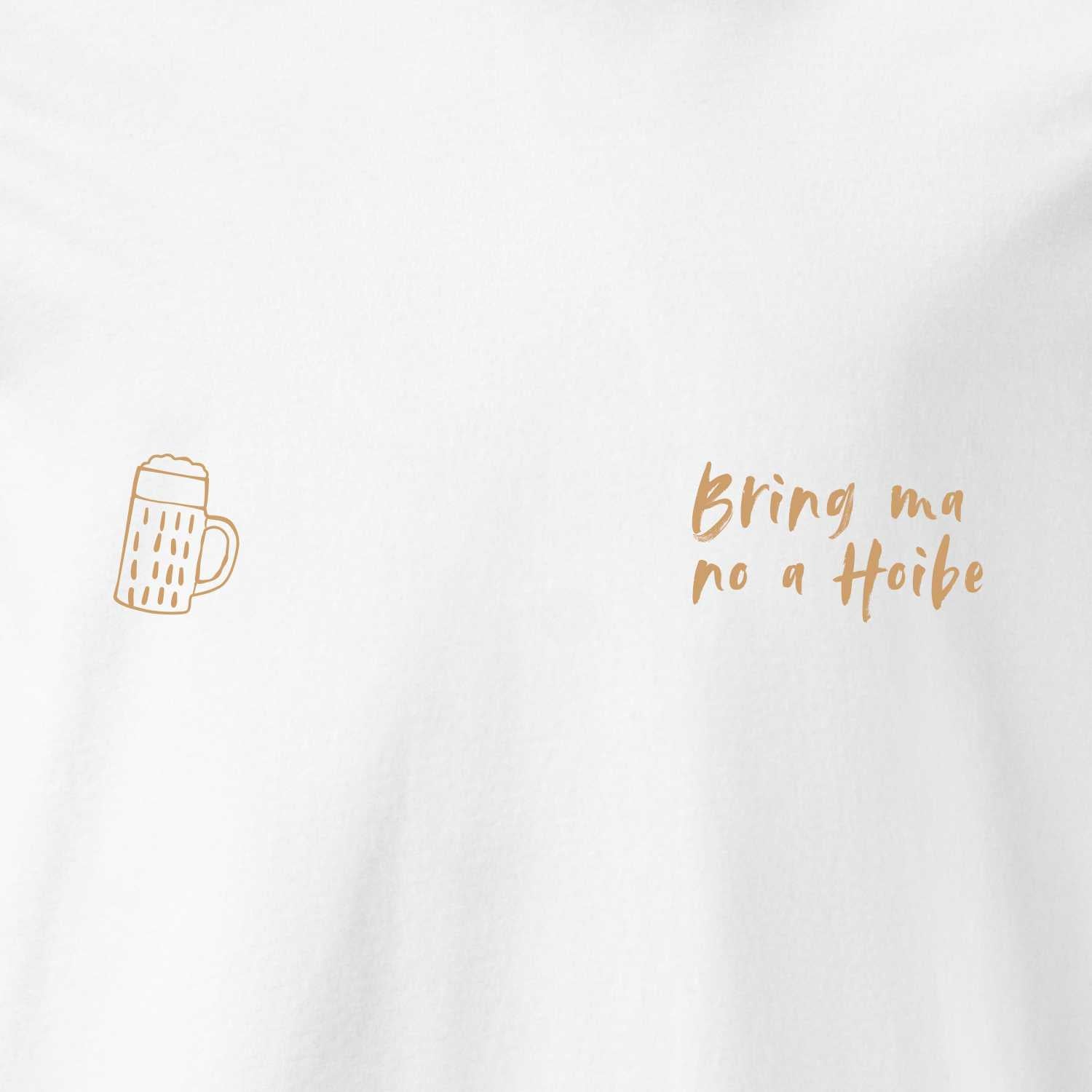 Weißes Herren T-Shirt Bring ma no a Hoibe mit Bierkrug-Motiv und bayerischem Spruch in Gold auf Textil.