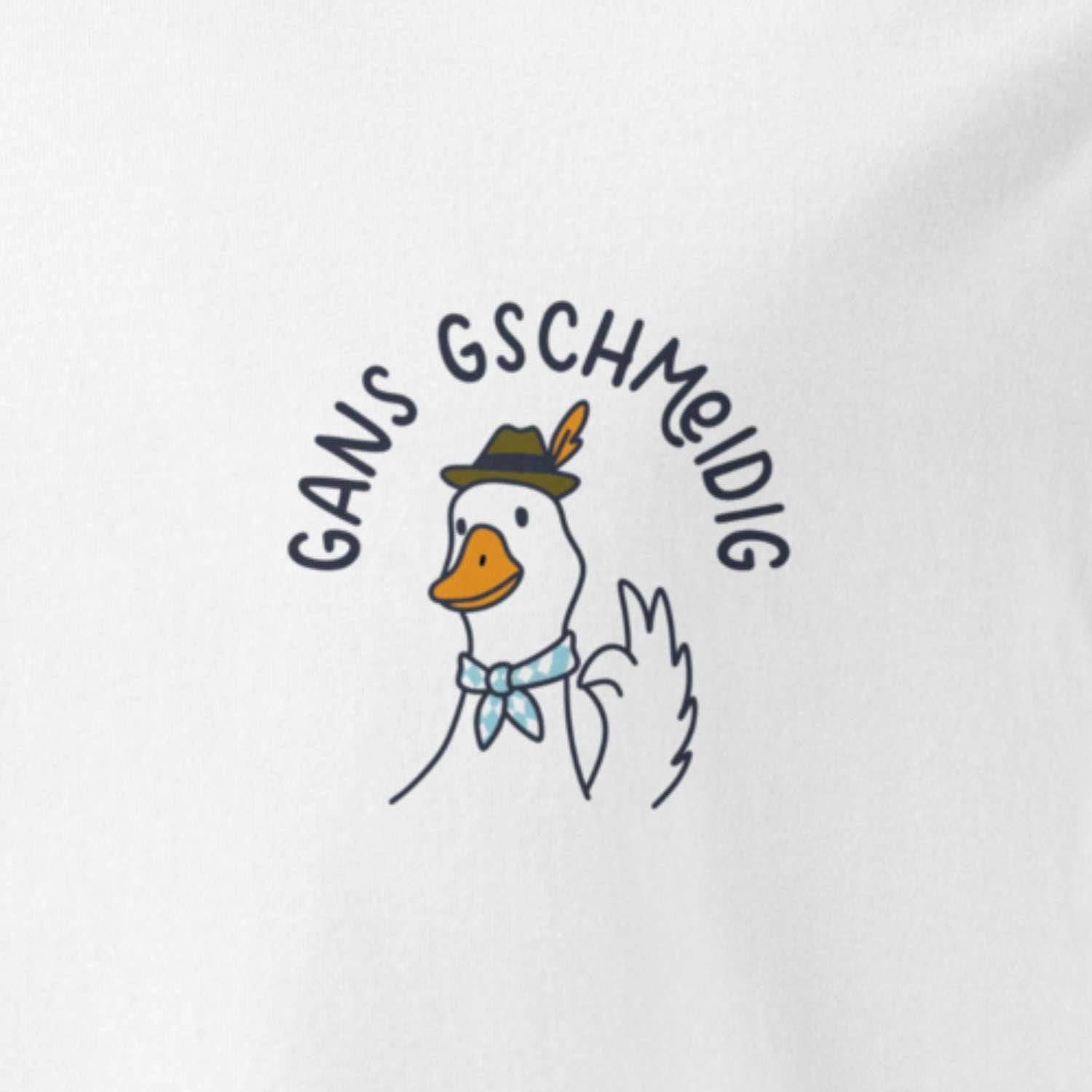 Herren T-Shirt Gans gschmeidig mit Cartoon-Gans, grünem Trachtenhut und blauem Halstuch auf weißem Hintergrund.