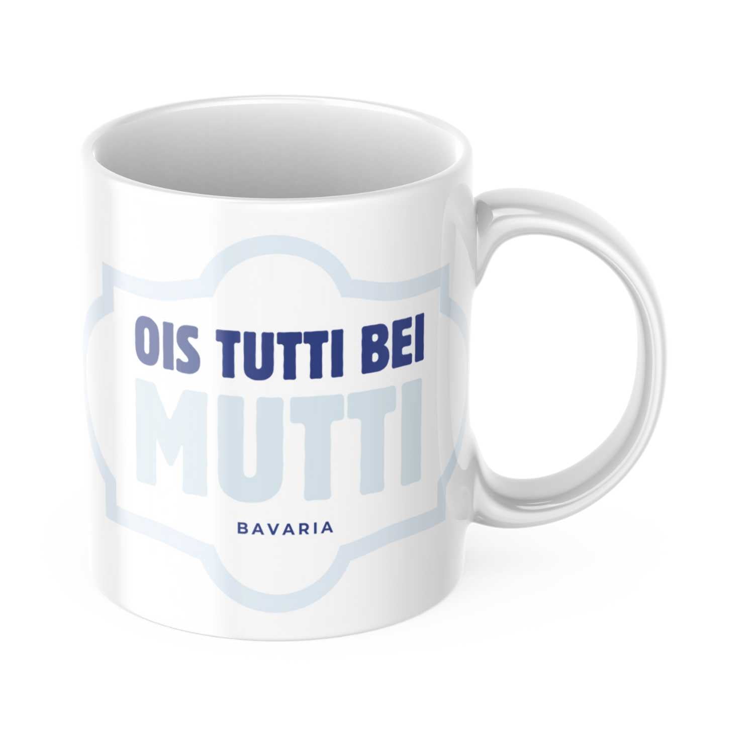 Weißes Kaffee Haferl Ois tutti bei Mutti mit blauem bayerischem Schriftzug, Henkel und glänzender Oberfläche.