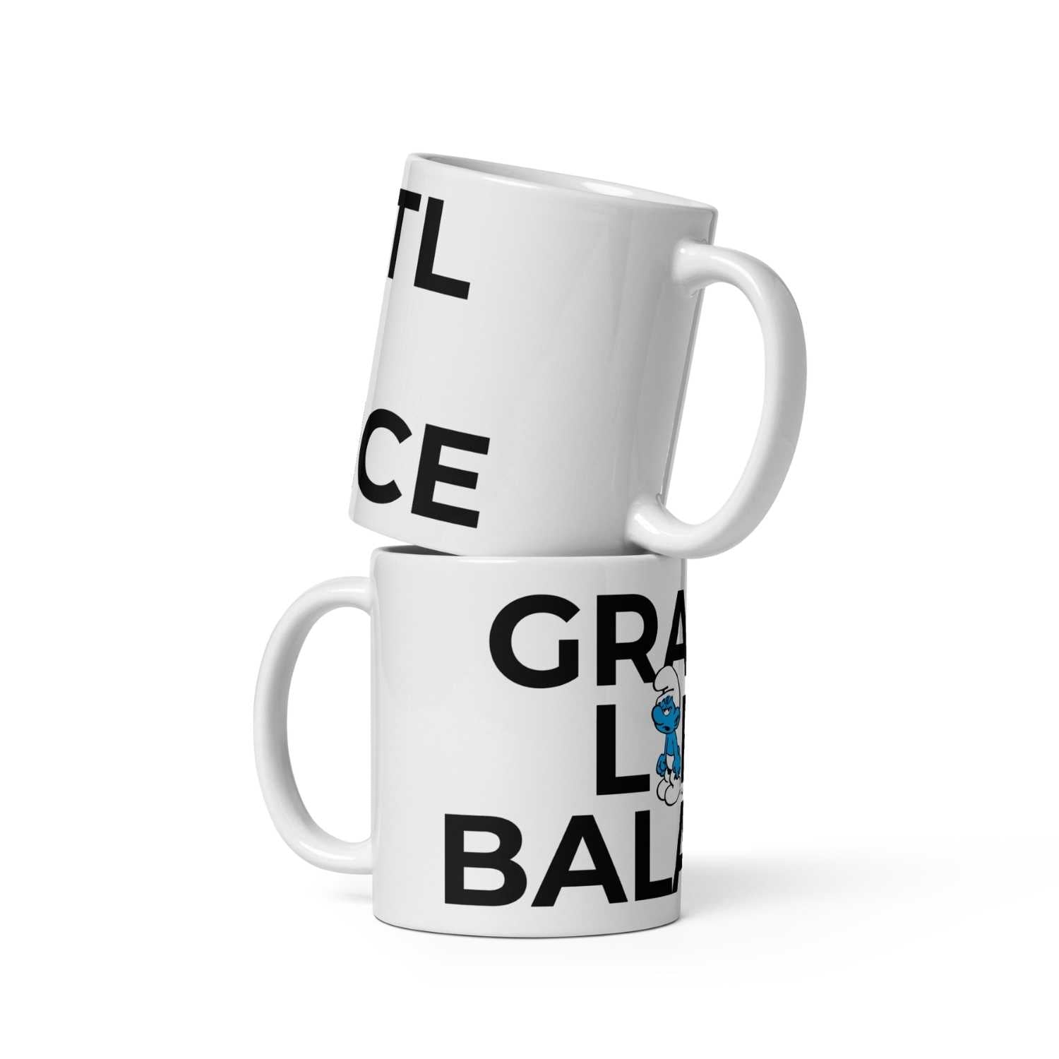 Zwei gestapelte weiße ®Die Schlümpfe Tassen mit schwarzem "Grantl life balance" Schriftzug und Grantl-Schlumpf.