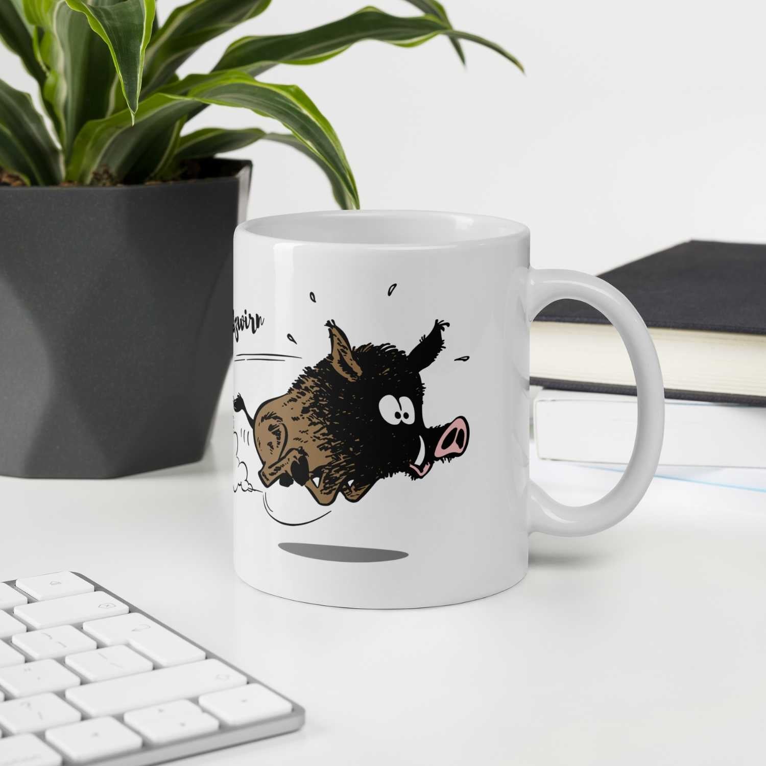 ®Die Schlümpfe Tasse Himmeorschundzwirn mit rennendem Wildschwein-Cartoonmotiv auf weißem Hintergrund.