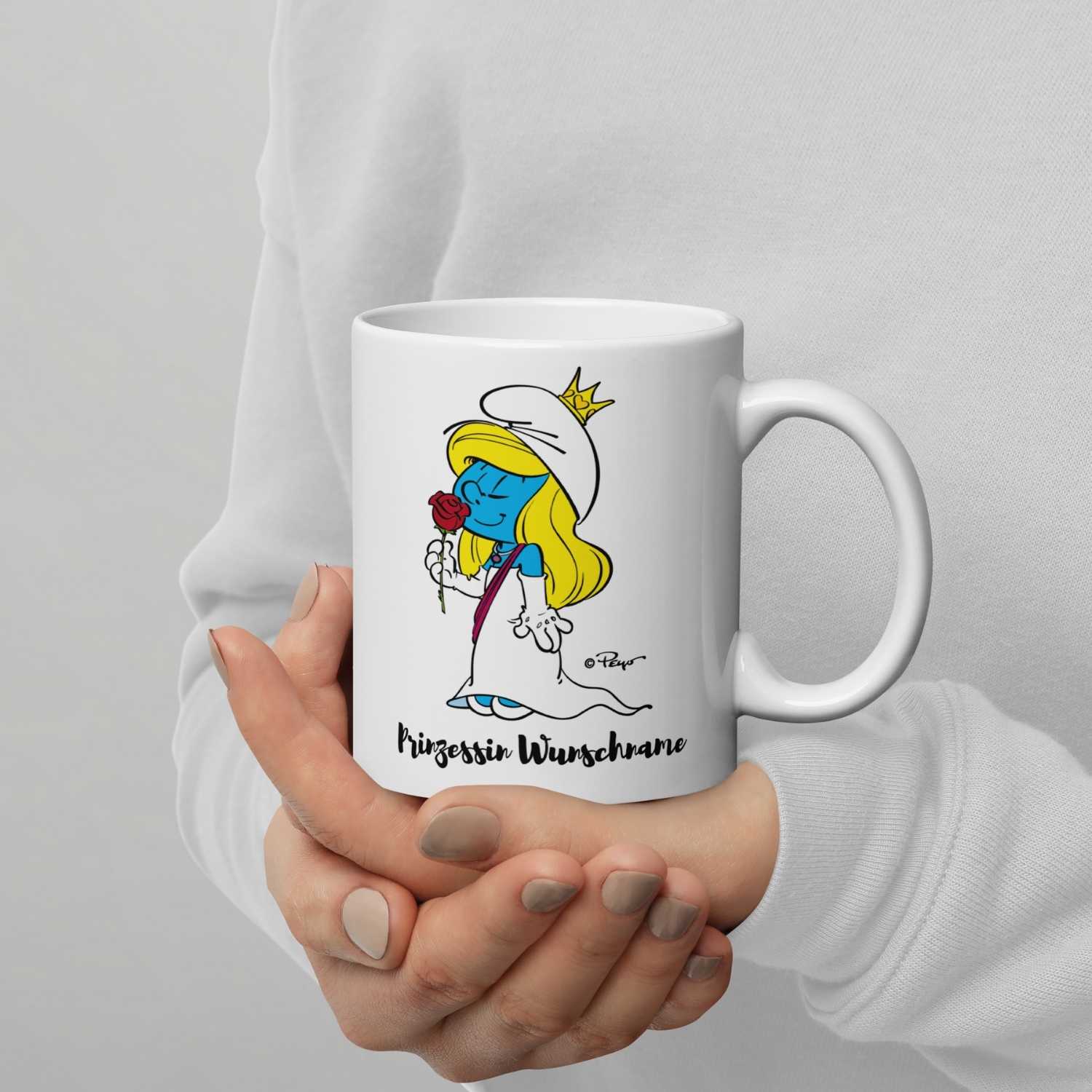 Personalisierte weiße Schlümpfe Tasse Prinzessin mit Schlümpfine, Krone und roter Rose, in Händen haltend.