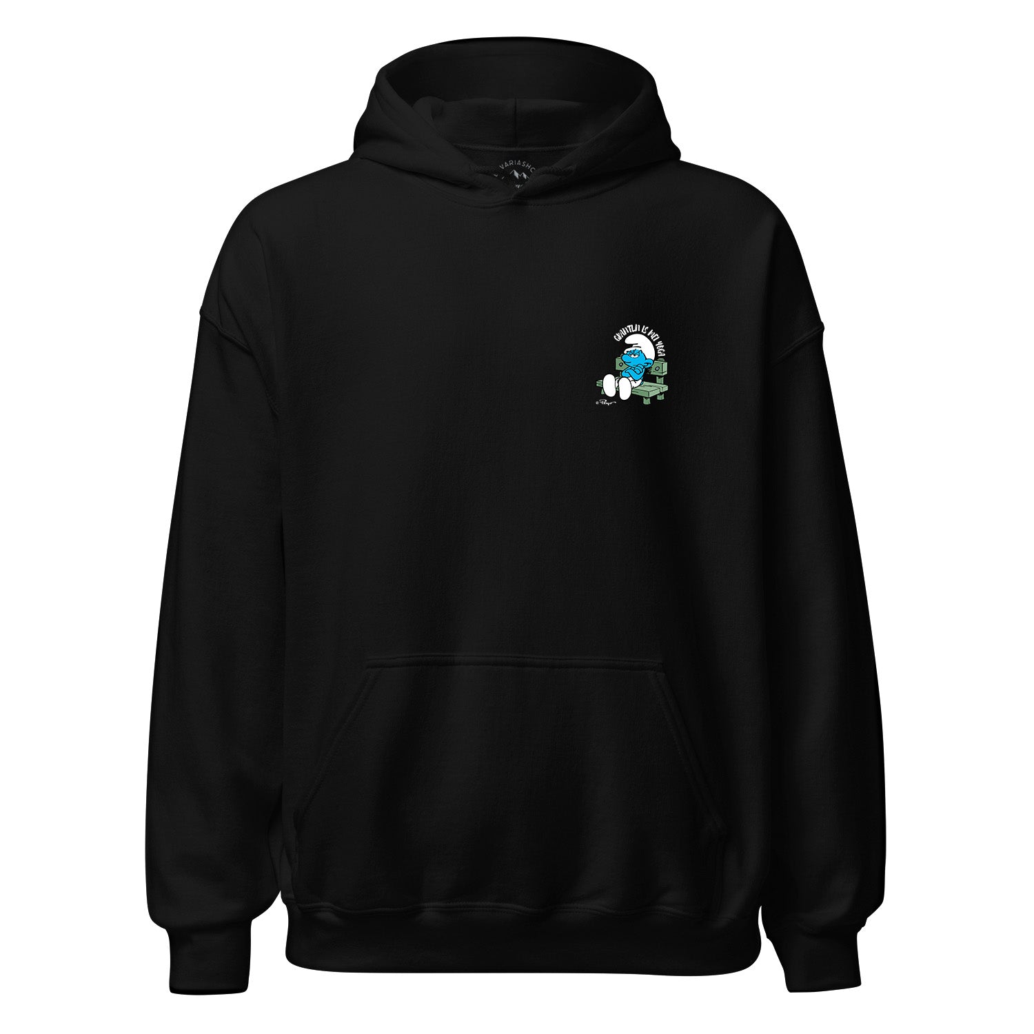 Schwarzer Herren Hoodie „Grantln is mei Yoga“ mit Schlumpf im Yoga-Stil auf Bank, lässige Streetwear Fashion.