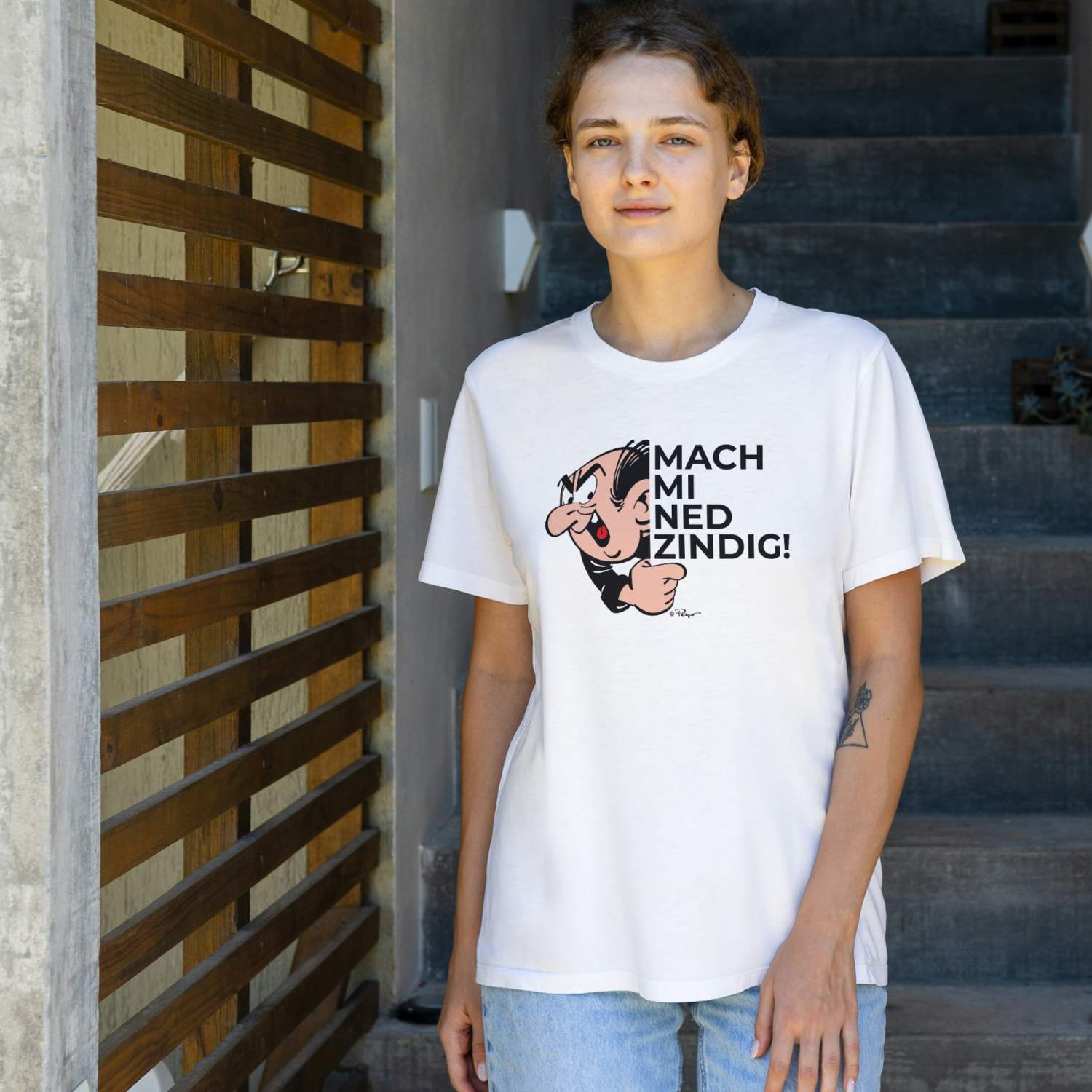 Damen T-Shirt Die Schlümpfe "Mach mi ned zindig" in Weiß mit grantiger Comicfigur und Spruch.