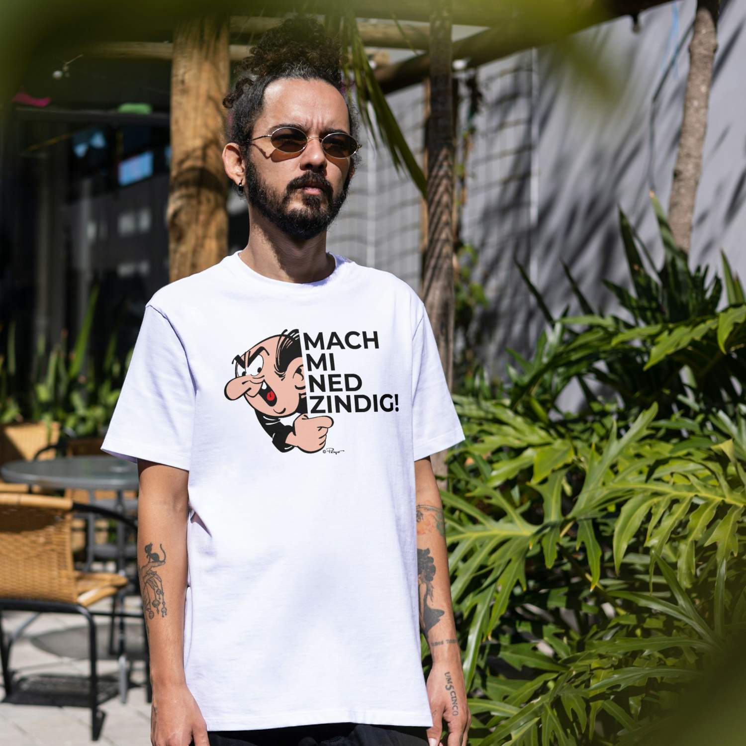 Schlümpfe Herren T-Shirt "Mach mi ned zindig" mit Gargamel Motiv, weiß, von einem Mann getragen.