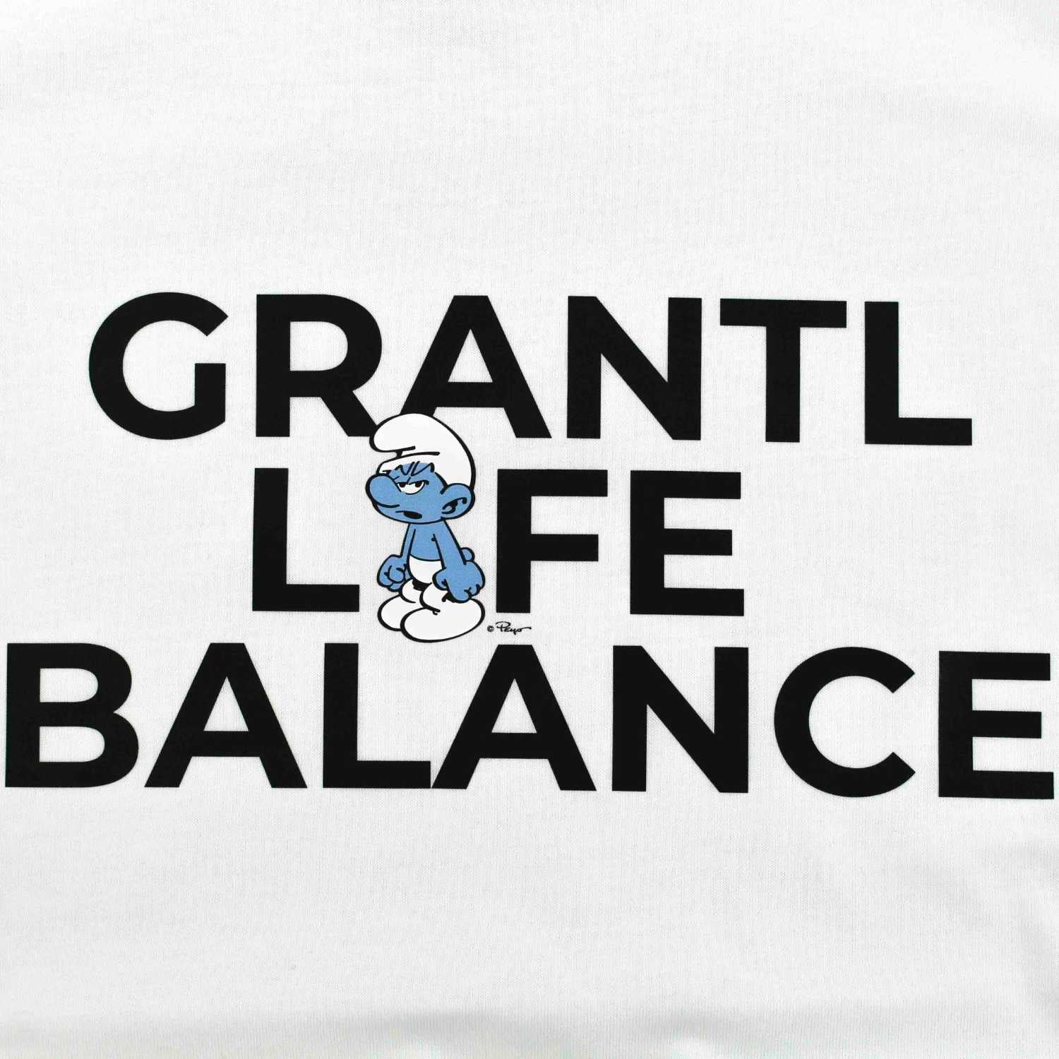 Weißes Schlümpfe Herren T-Shirt "Grantl Life Balance" Aufdruck mit brummigem Schlumpf inmitten des Textes.