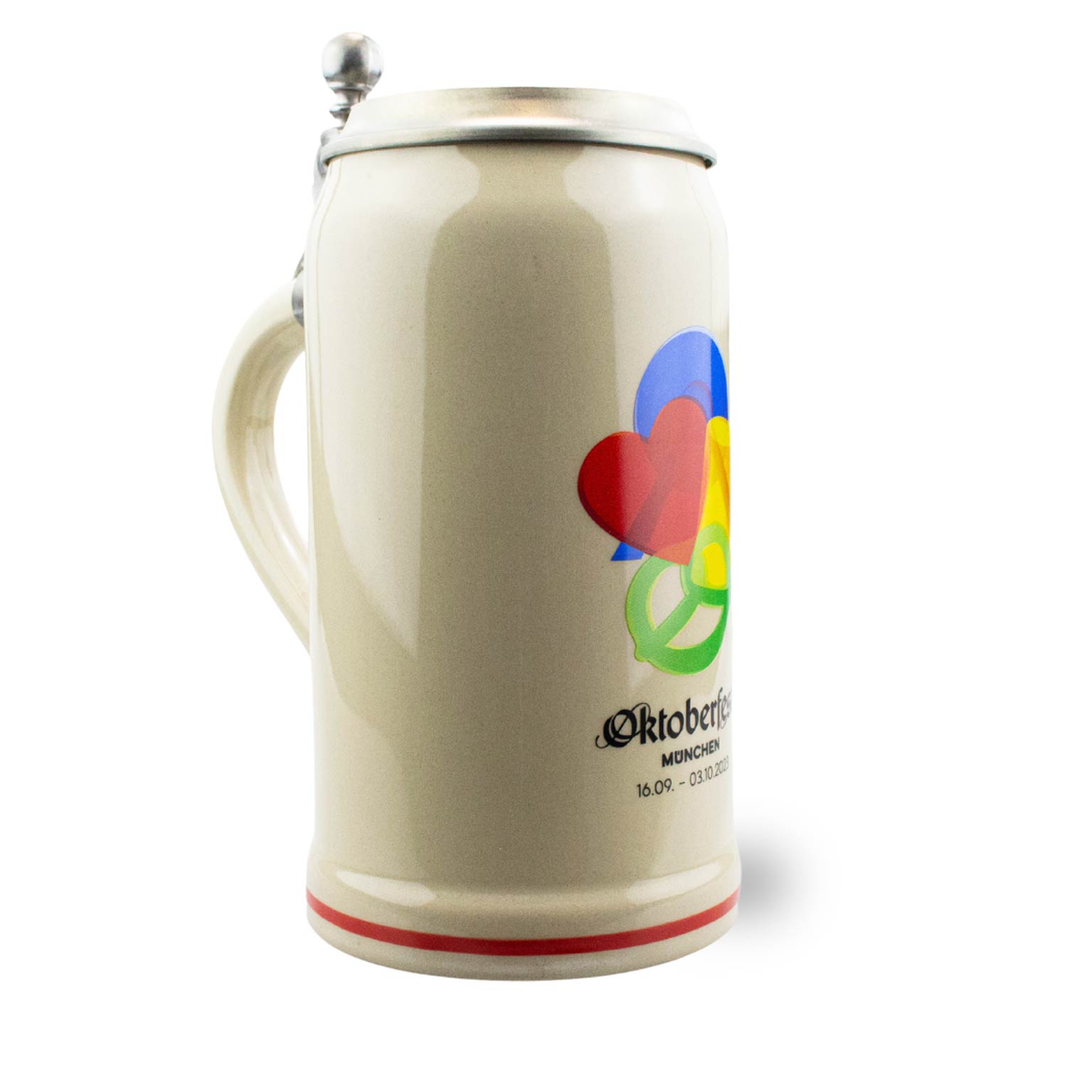 Offizieller Oktoberfestkrug 2023 mit Zinndeckel, buntem Herzmotiv und roten Streifen.