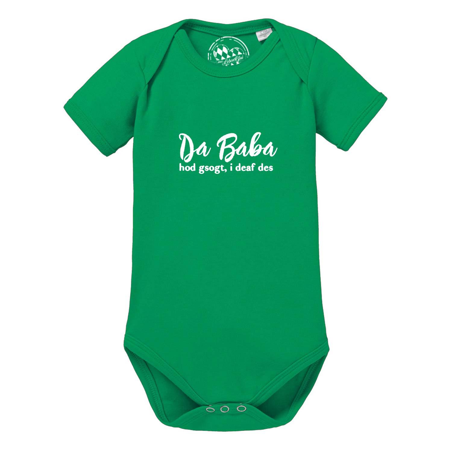 Grüner Baby Body "Baba sogt, i deaf des!" aus Baumwolle mit weißem Spruch und kurzen Ärmeln.