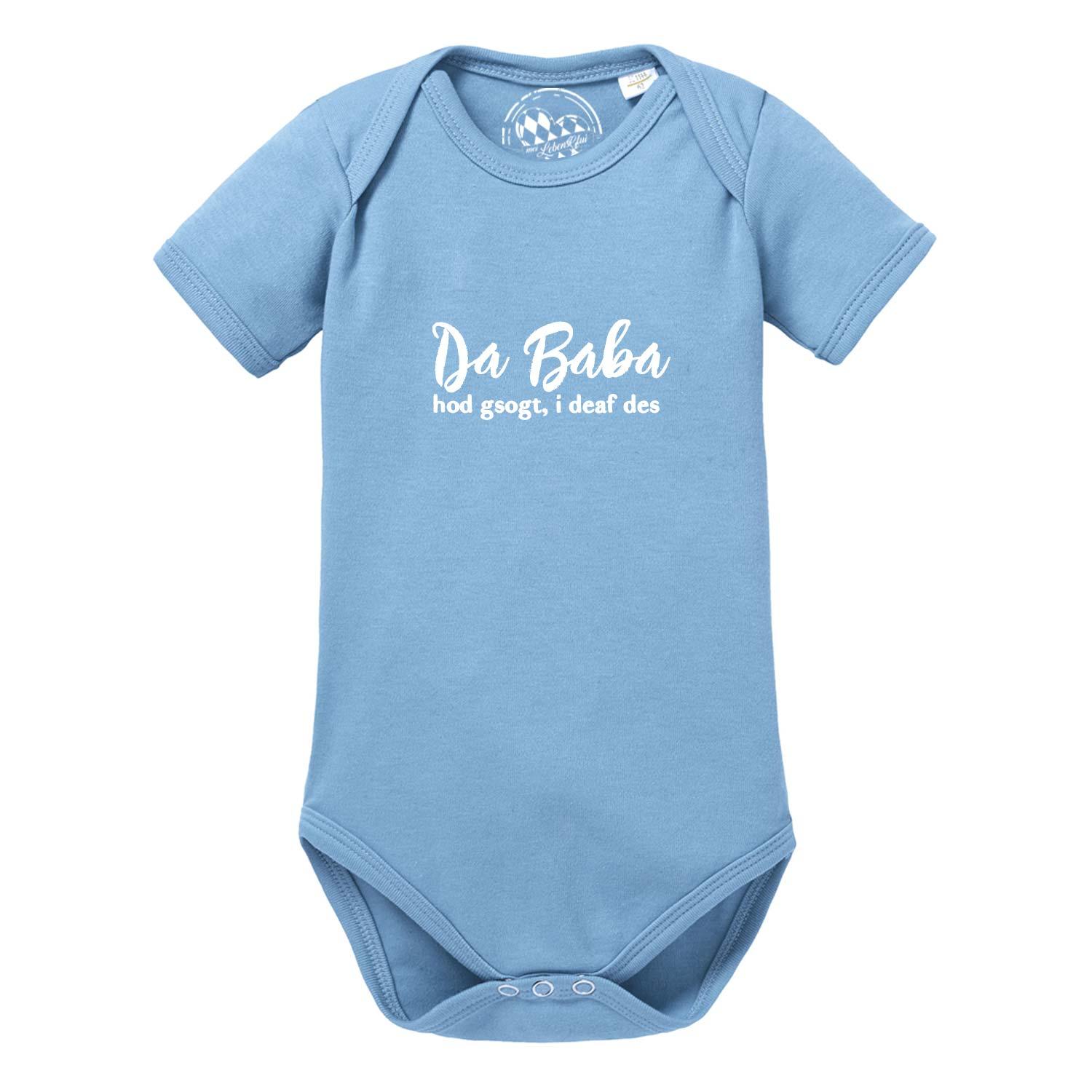 Blauer Baby Body "Baba sogt, i deaf des!" mit weißem Schriftzug, kurzärmlig und Druckknöpfen im Schritt.