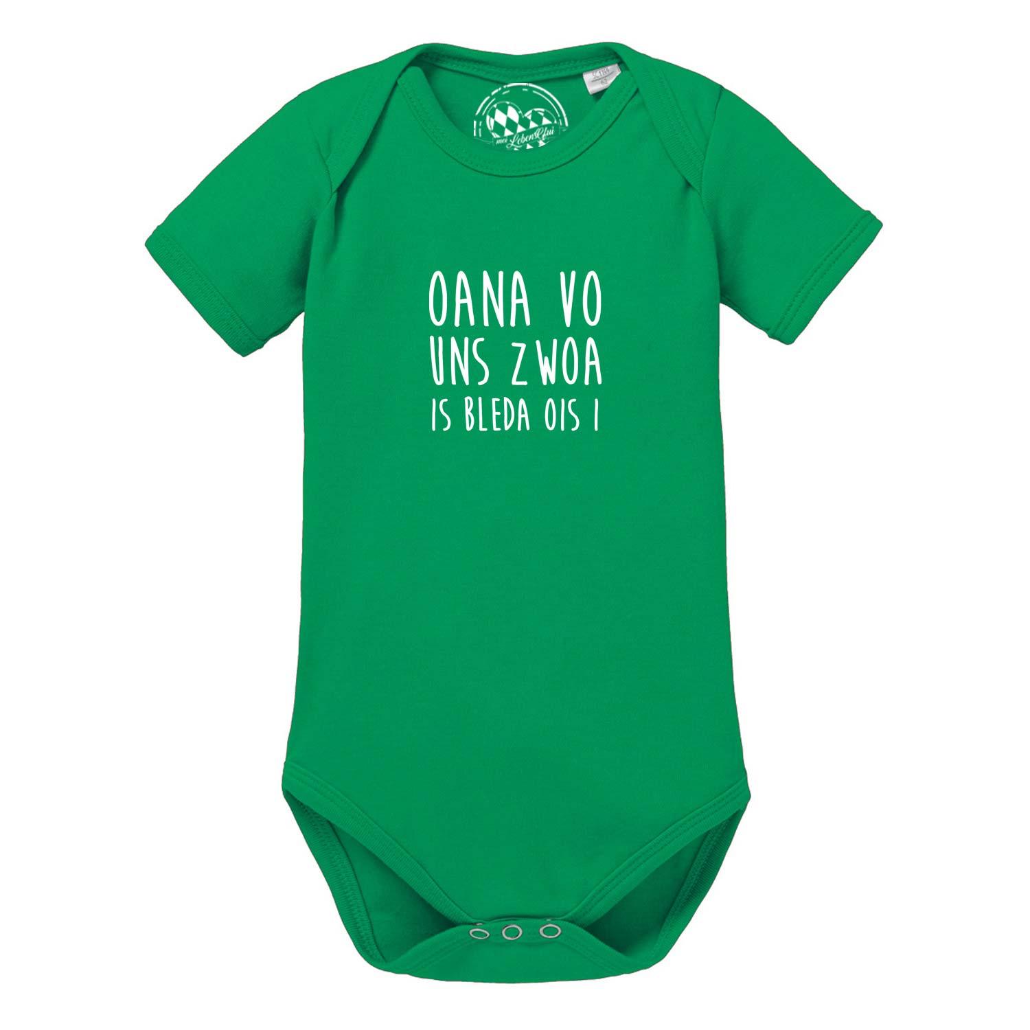 Grüner Baby Body Bleda ois i mit weißem Spruch "Oana vo uns zwoa is bleda ois i", kurze Ärmel, Druckknöpfe im Schritt.