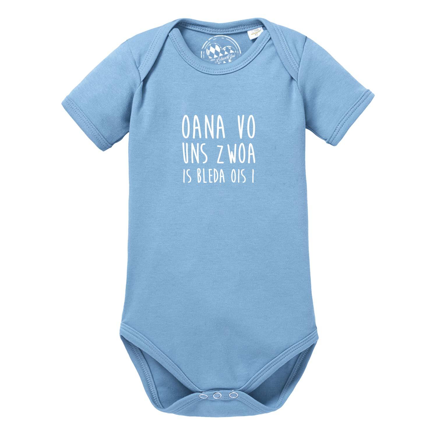 Hellerblauer Baby Body Bleda ois i mit weißem bayerischem Spruch auf der Brust und kurzen Ärmeln