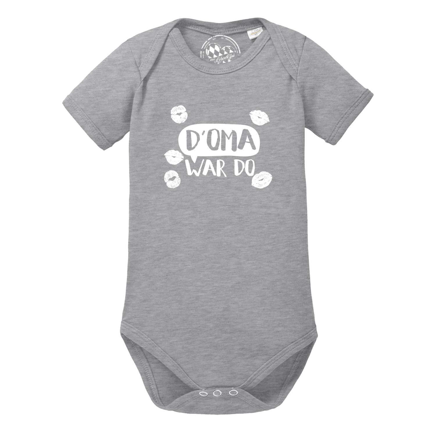 Grauer Baby Body "D' Oma war do…" mit weißen Lippenstiftküssen und Schriftzug für Mädchen und Jungen.