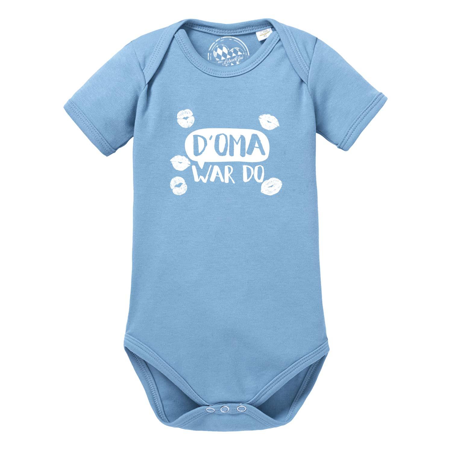 Blauer Baby Body D' Oma war do mit weißem Schriftzug und Kussmund-Prints, kurzärmlig.