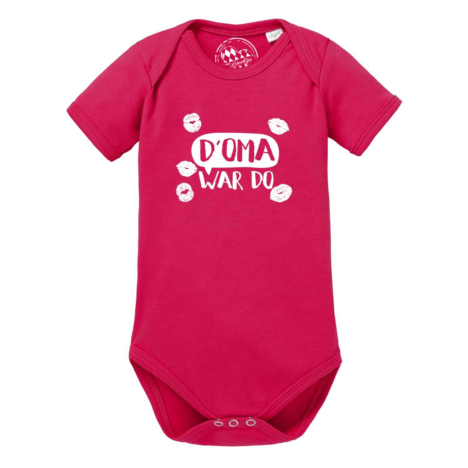Baby Body D' Oma war do... in leuchtendem Pink mit weißem Schriftzug und Kussmund-Prints.