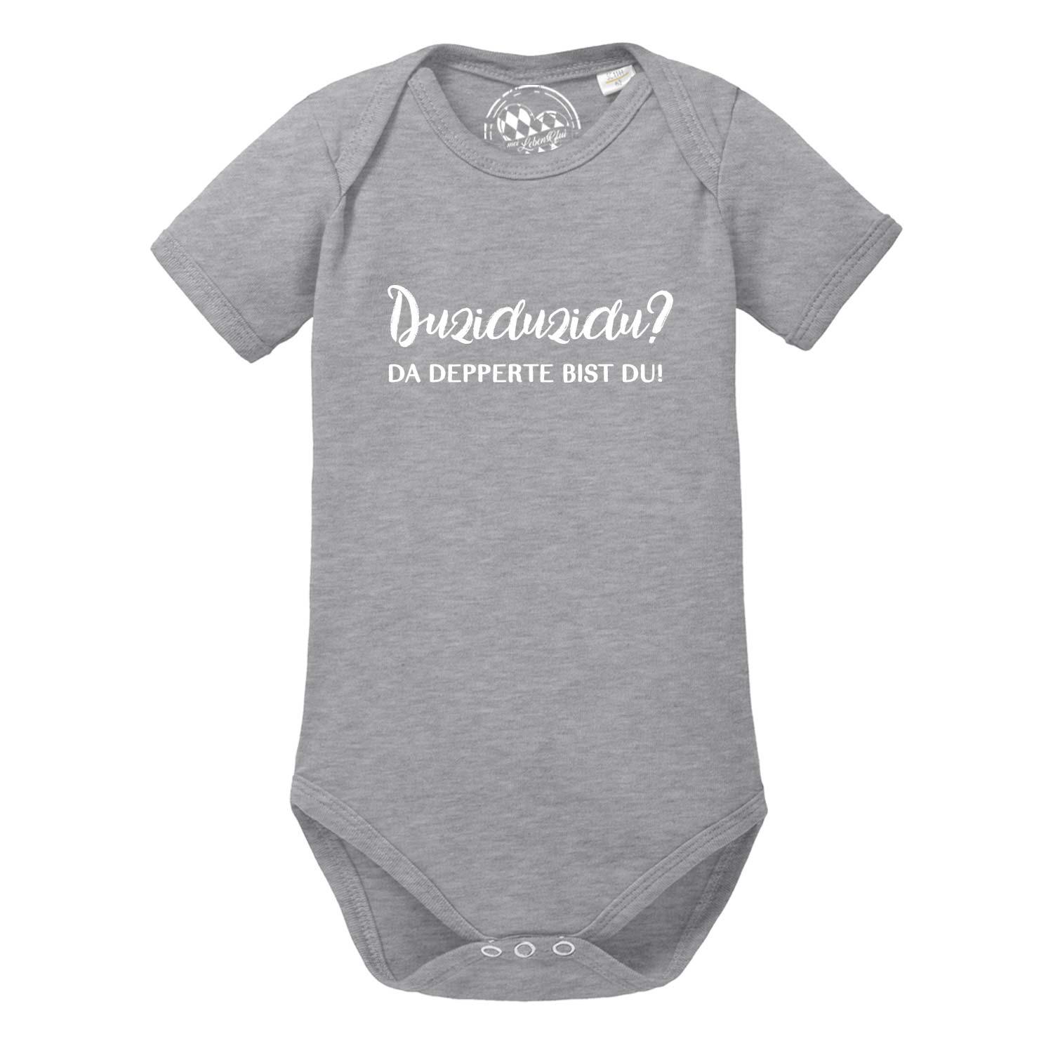 Grauer Baby Body Duziduzidu... mit weißem Schriftzug "Duziduzidu? DA DEPPERTE BIST DU!". Kurze Ärmel, Druckknöpfe.