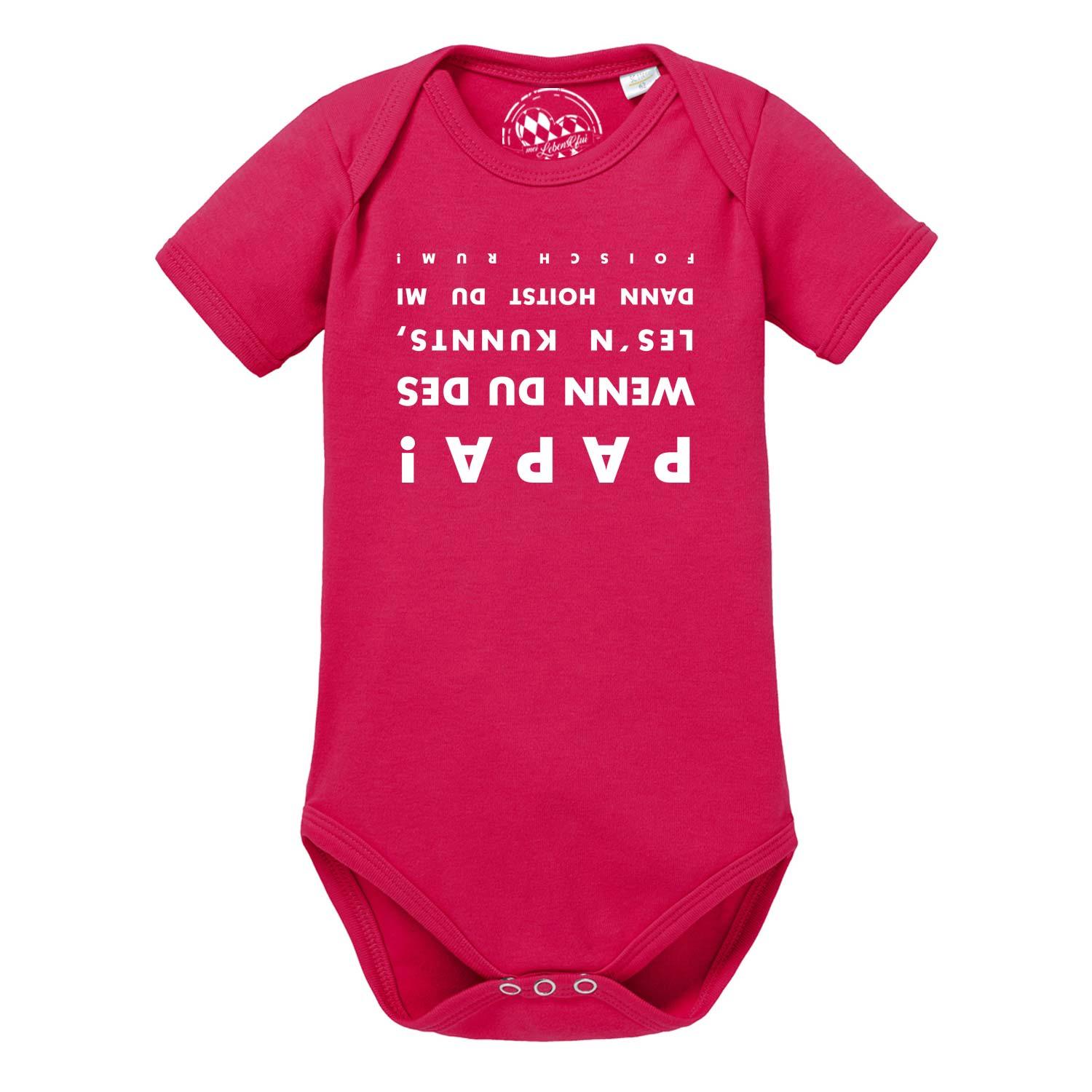 Pinkfarbener Baby Body "falsch rum" mit lustigem Spruch in weißer Schrift.