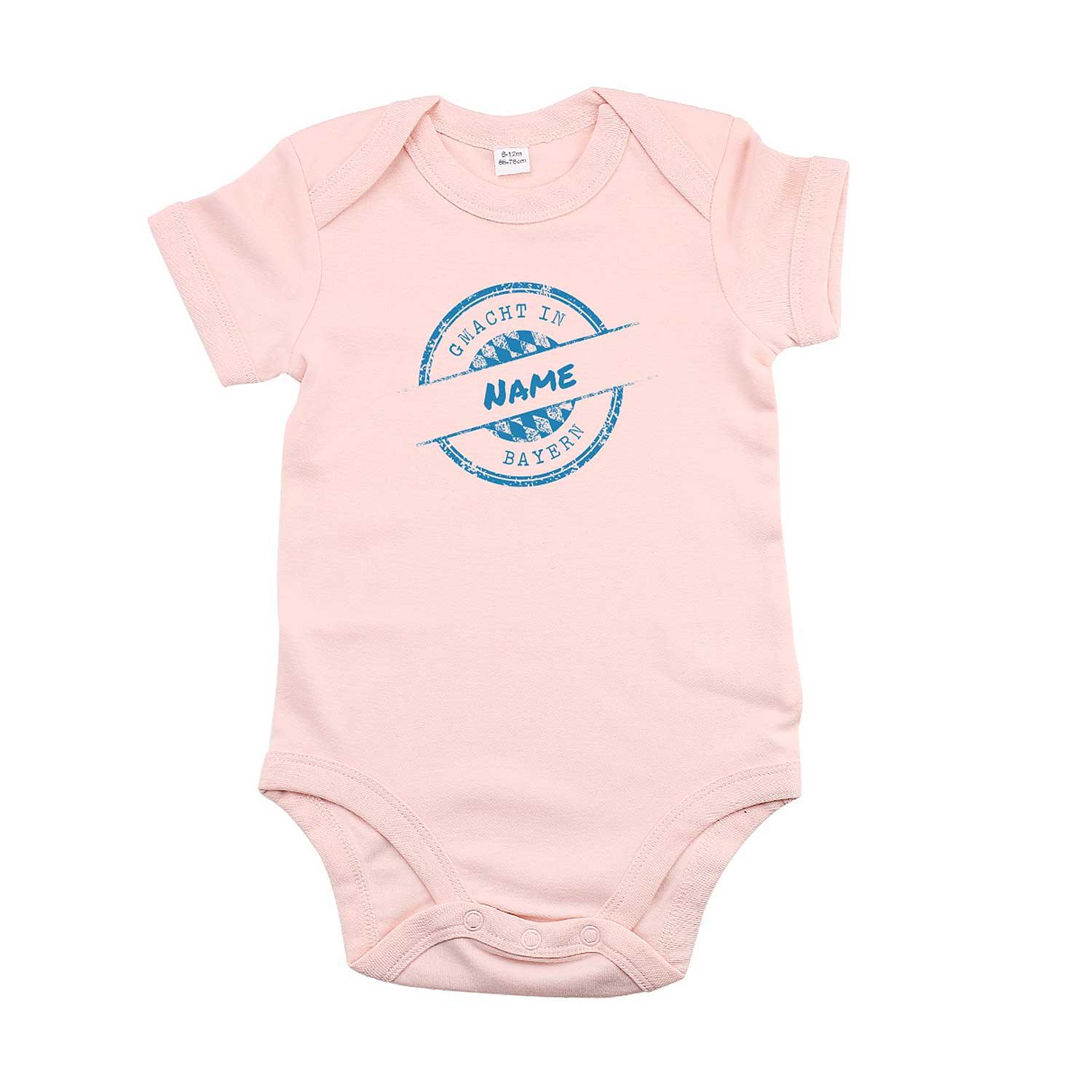 Baby Body "gmacht in Bayern" rosa mit blauem Stempelaufdruck und Individualisierung für Wunschname