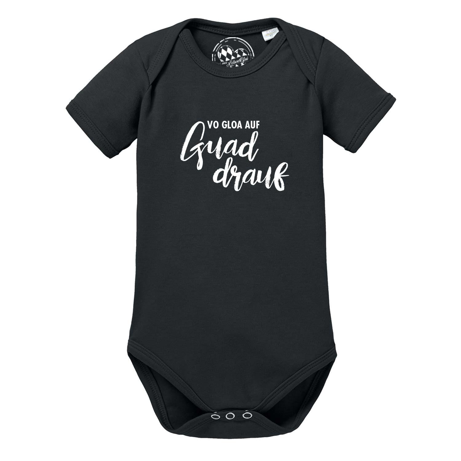 Schwarzer Baby Body "guad drauf" mit weißem bayerischem Spruch, kurzen Ärmeln und Druckknöpfen im Schritt.