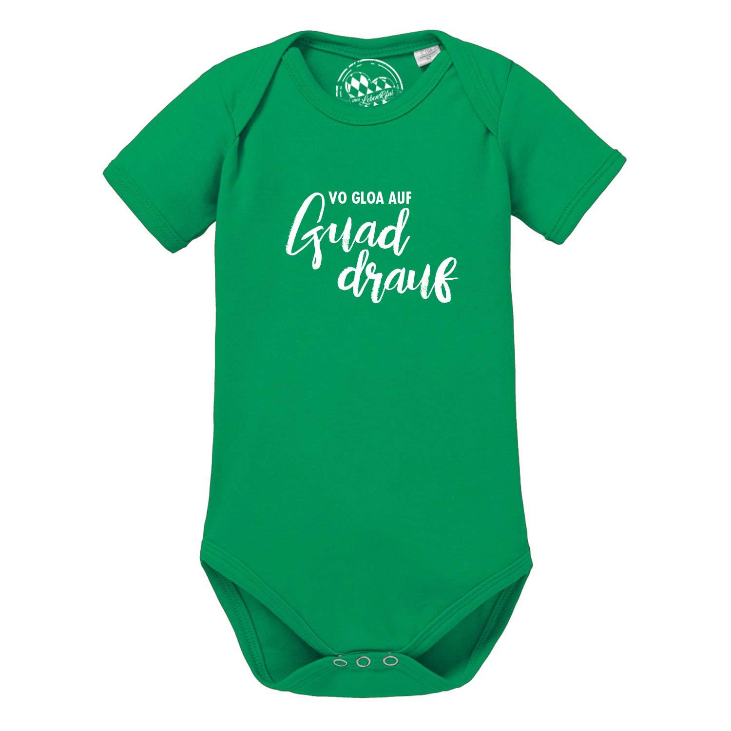 Grüner Baby Body "guad drauf" mit weißem Schriftzug und Druckknöpfen, kurze Ärmel, Baumwolle.