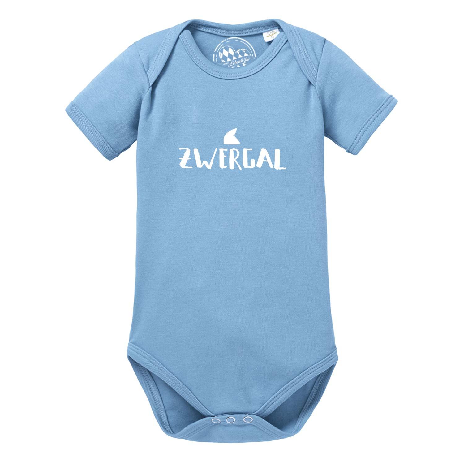 Himmelblauer Baby Body "Zwergal" aus Baumwolle mit weißem "Zwergal" Schriftzug und weißem Zipfelmützen-Symbol.
