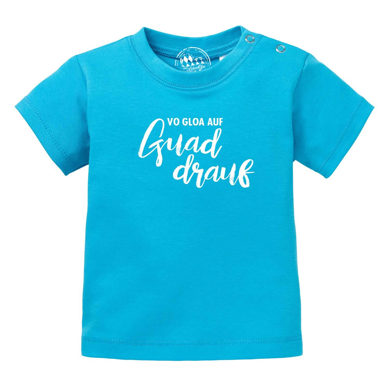 Baby T-Shirt "guad drauf" in leuchtendem Türkis mit weißem Schriftzug und Druckknöpfen an der Schulter.