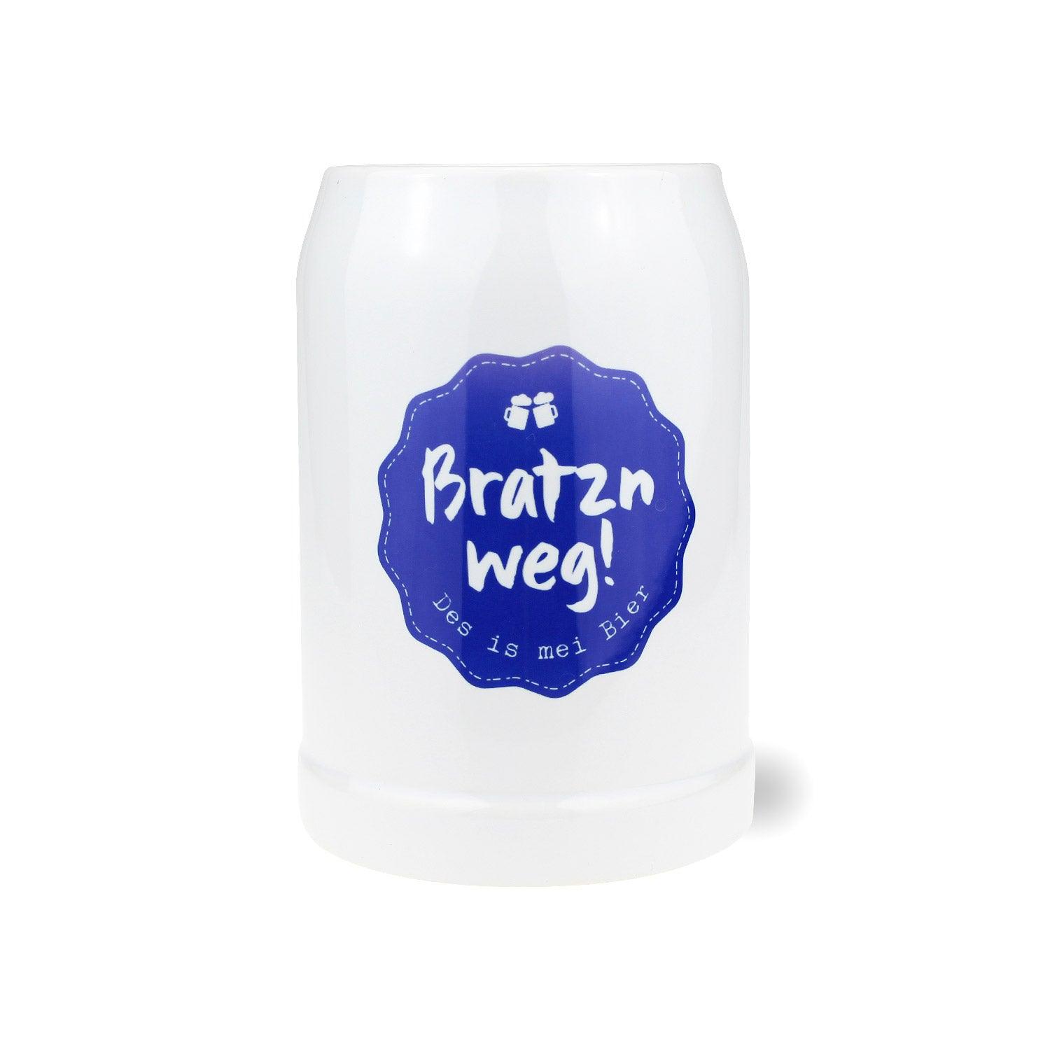 Hellbeiger Bierkrug mit schwarzem Schriftzug "Bratzn weg" in klassischer Form, glatte Oberfläche, 0,5 Liter.