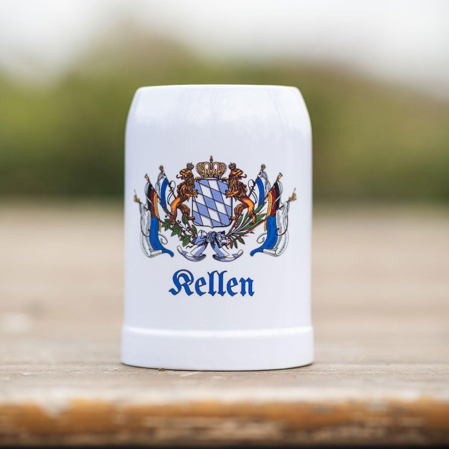 Keramik-Bierkrug mit buntem bayerischem Wappen und Stadtnamen Rellen auf heller Holzoberfläche