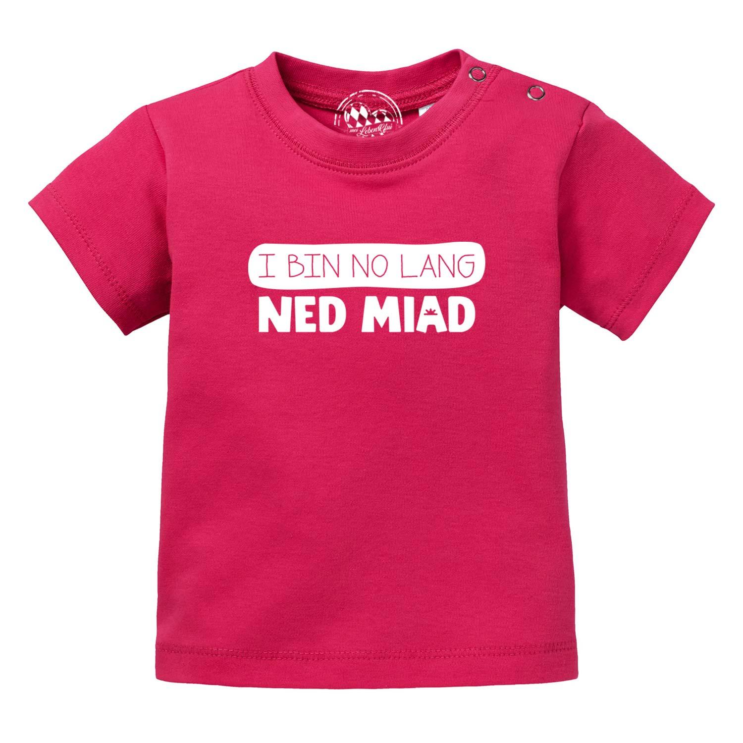 Fuchsia Baby T-Shirt no lang ned miad mit weißem Spruch und Druckknöpfen an der Schulter.