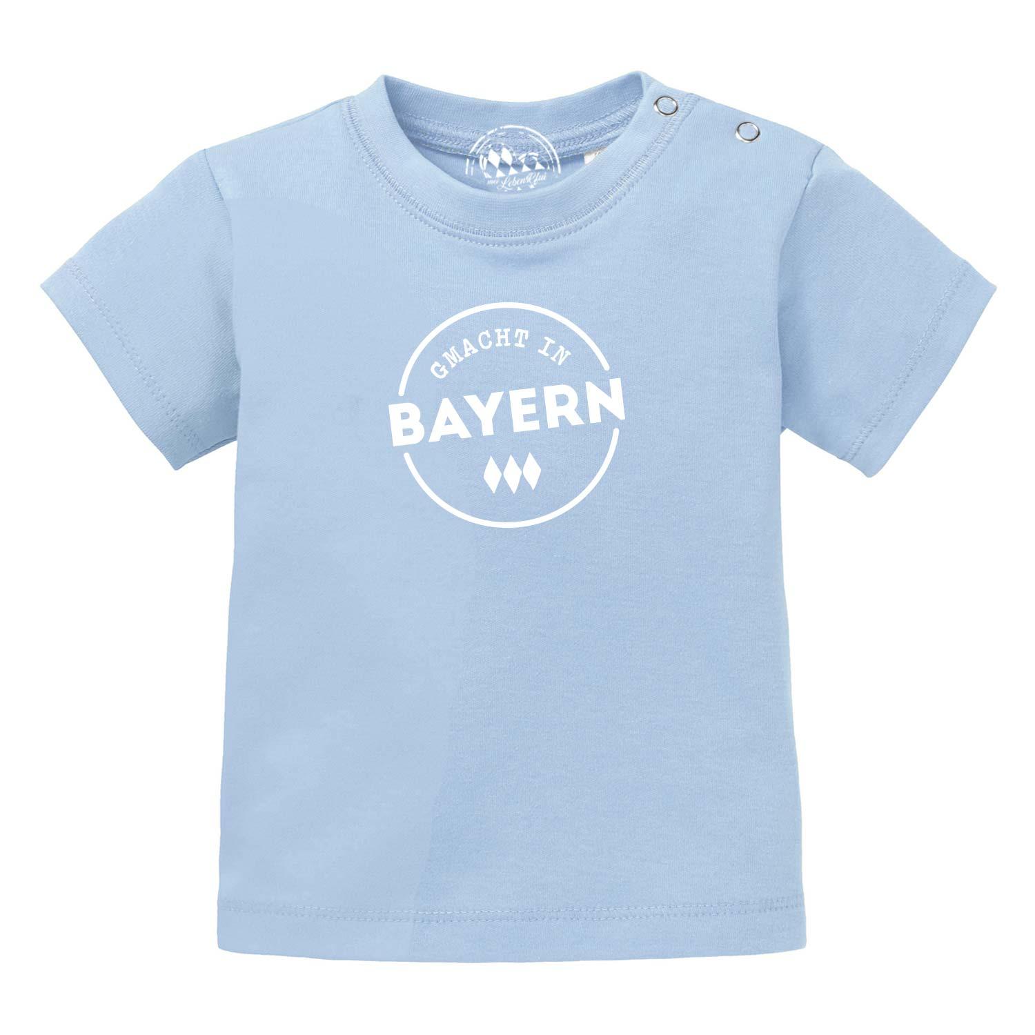 Hellblaues Baby T-Shirt Gmacht in Bayern mit weißem Aufdruck und Druckknöpfen an der Schulter.