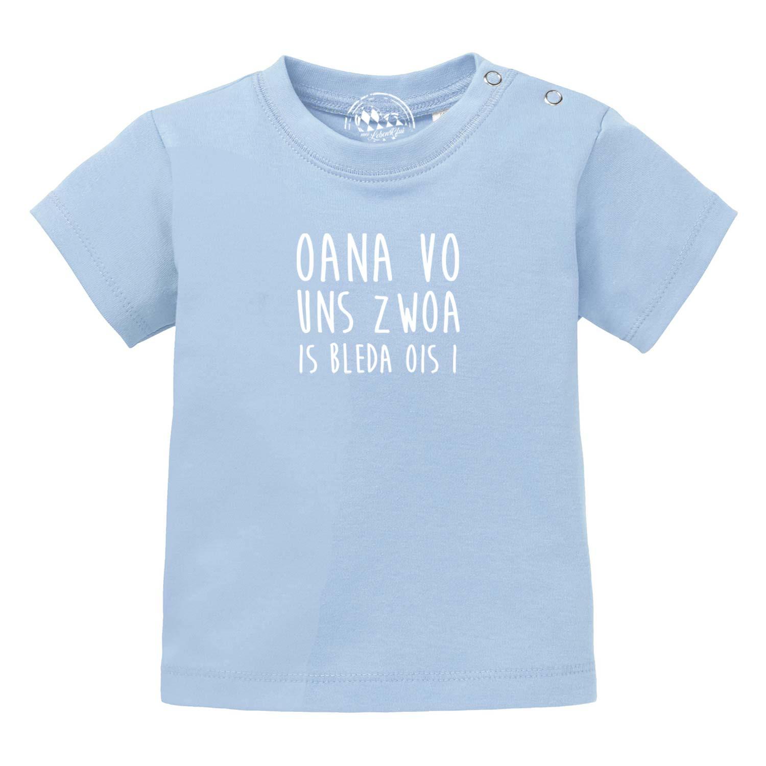 Hellblaues Baby T-Shirt "Bleda ois i!" mit weißem Print "Oana vo uns zwoa is Bleda ois i", Druckknöpfe an der Schulter
