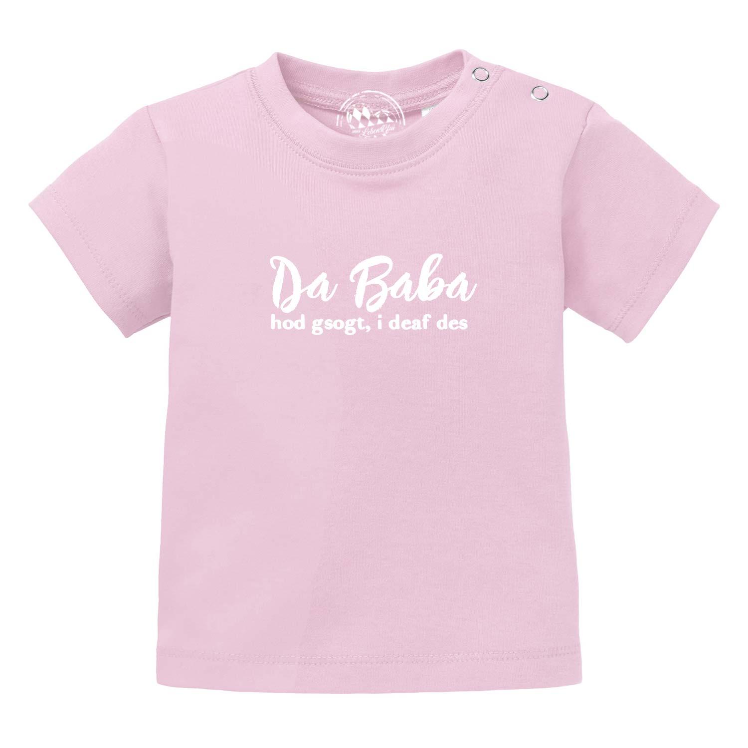 Rosa Baby T-Shirt "Baba sogt, i deaf des!" mit weißem Spruch und Druckknöpfen an der Schulter, ideal für Mädchen.