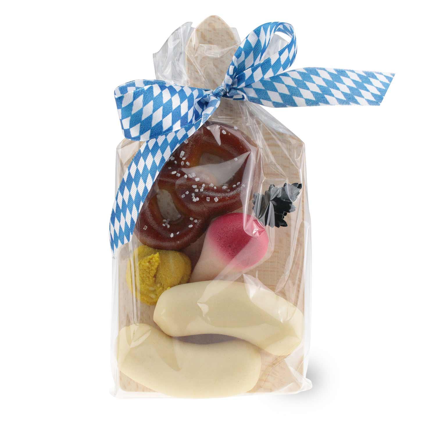 Bayerische Marzipan-Spezialitäten in Zellophan-Tüte mit blau-weißem Rautenmuster-Band zum Oktoberfest.