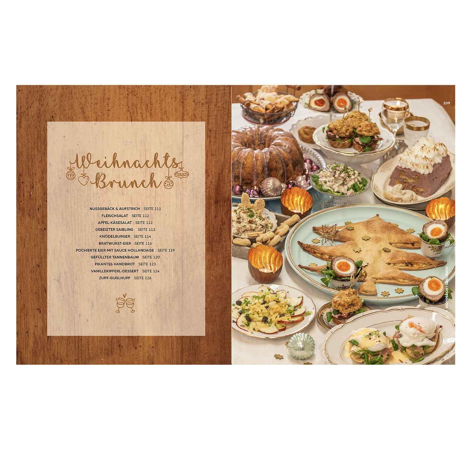 Bayrische Lieblingsrezepte für Weihnachten: Weihnachtlicher Brunch mit festlichen Speisen und Gebäck auf Holztisch.