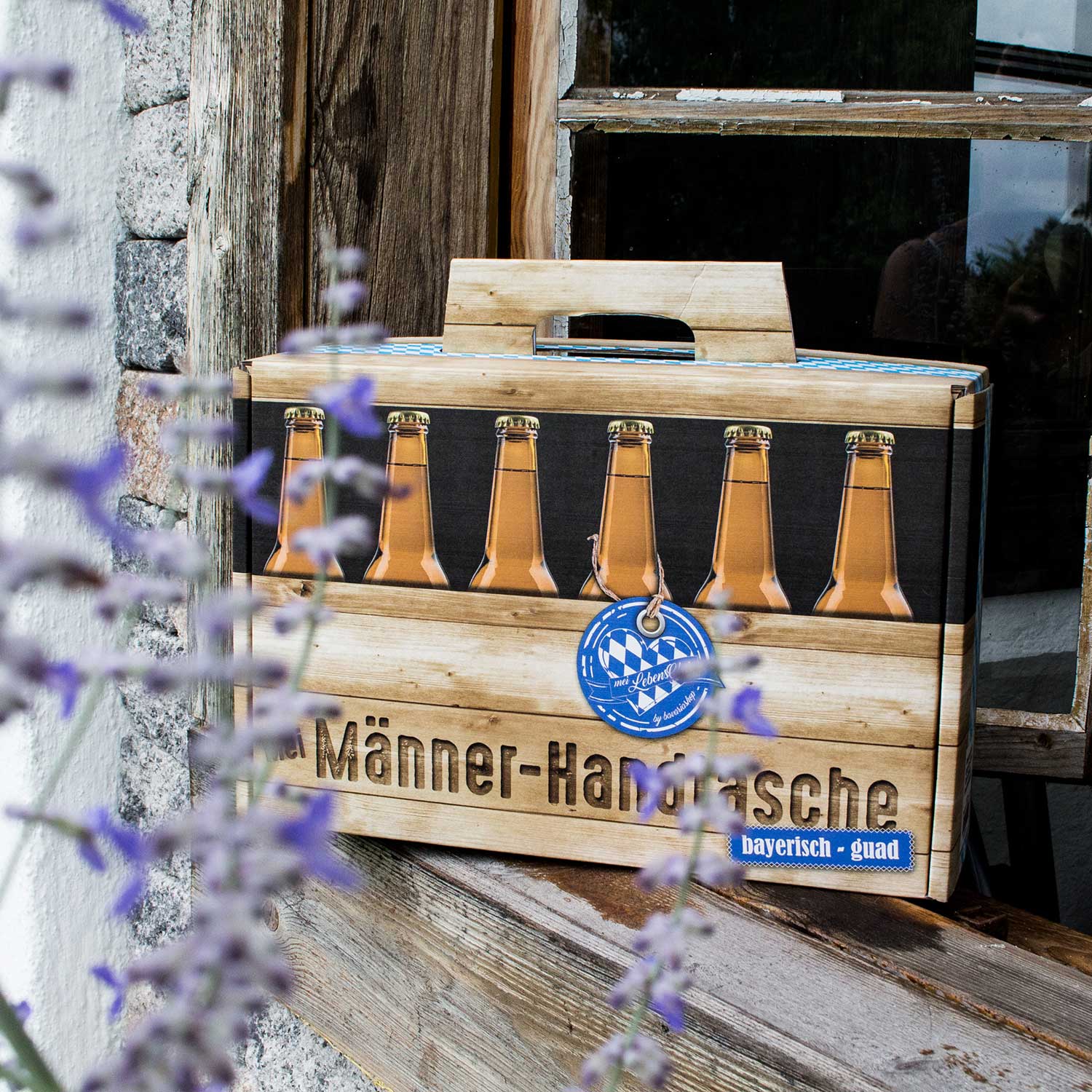 Geschenkbox aus Holz im Bierkasten-Design mit 6 Bierflaschen-Motiven und Aufschrift "Männer-Handtasche bayerisch-guad