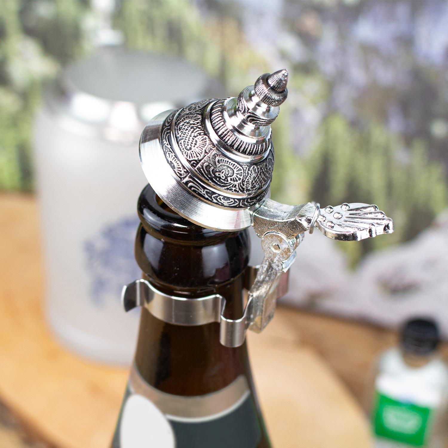 Detailaufnahme eines traditionellen silbernen Zinndeckels mit filigranen Verzierungen auf einer Bierflasche.