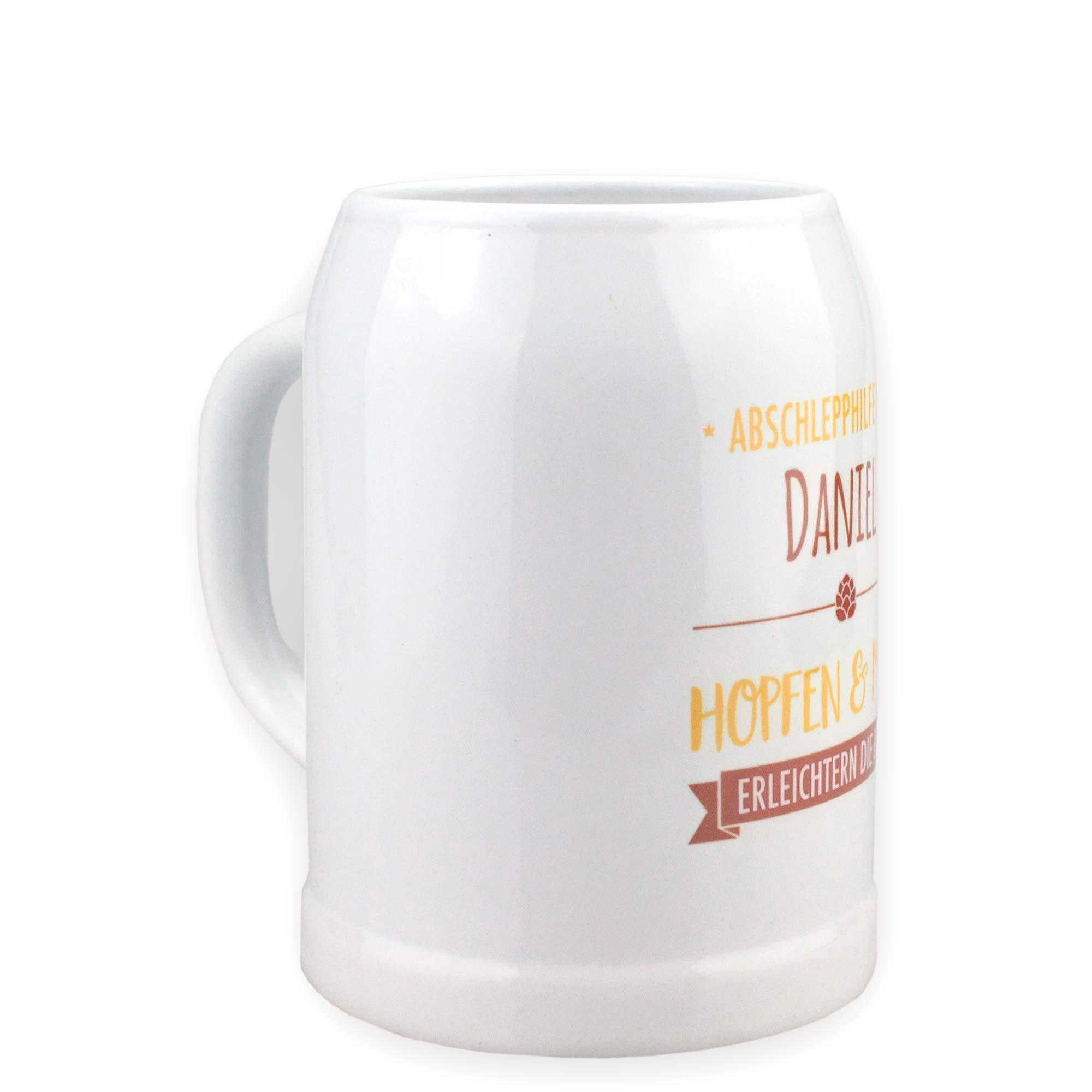 Weißer Bierkrug mit personalisiertem Spruch Abschlepphilfe Daniel und Hopfen-Design für Bierliebhaber