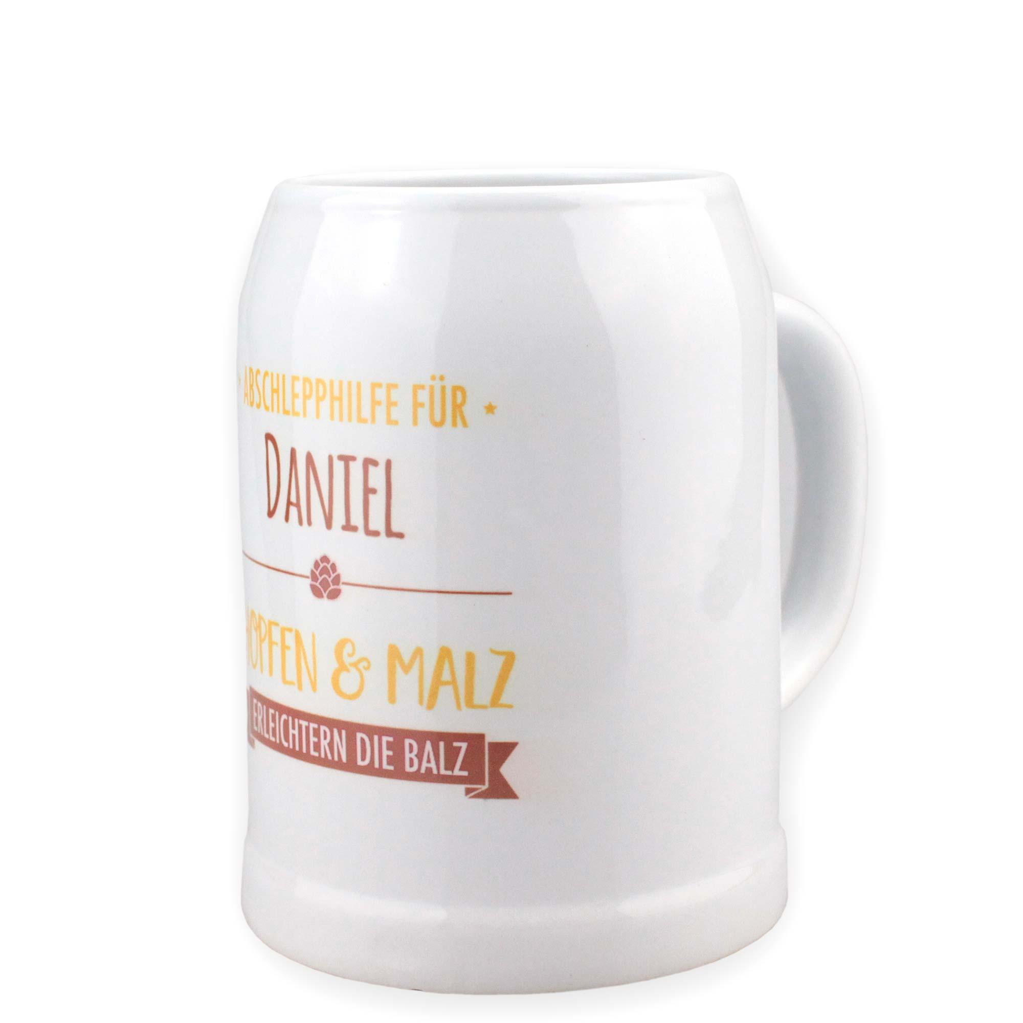 Weiße Maßkrug "Abschlepphilfe für Daniel" mit Hopfen & Malz Spruch auf neutralem Hintergrund.