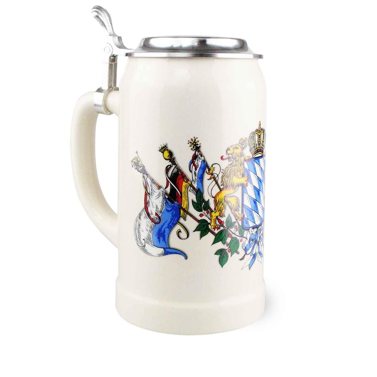 Weißer Bierkrug aus Keramik mit aufgemalten bayerischen Wappen-Elementen und einem Zinndeckel.
