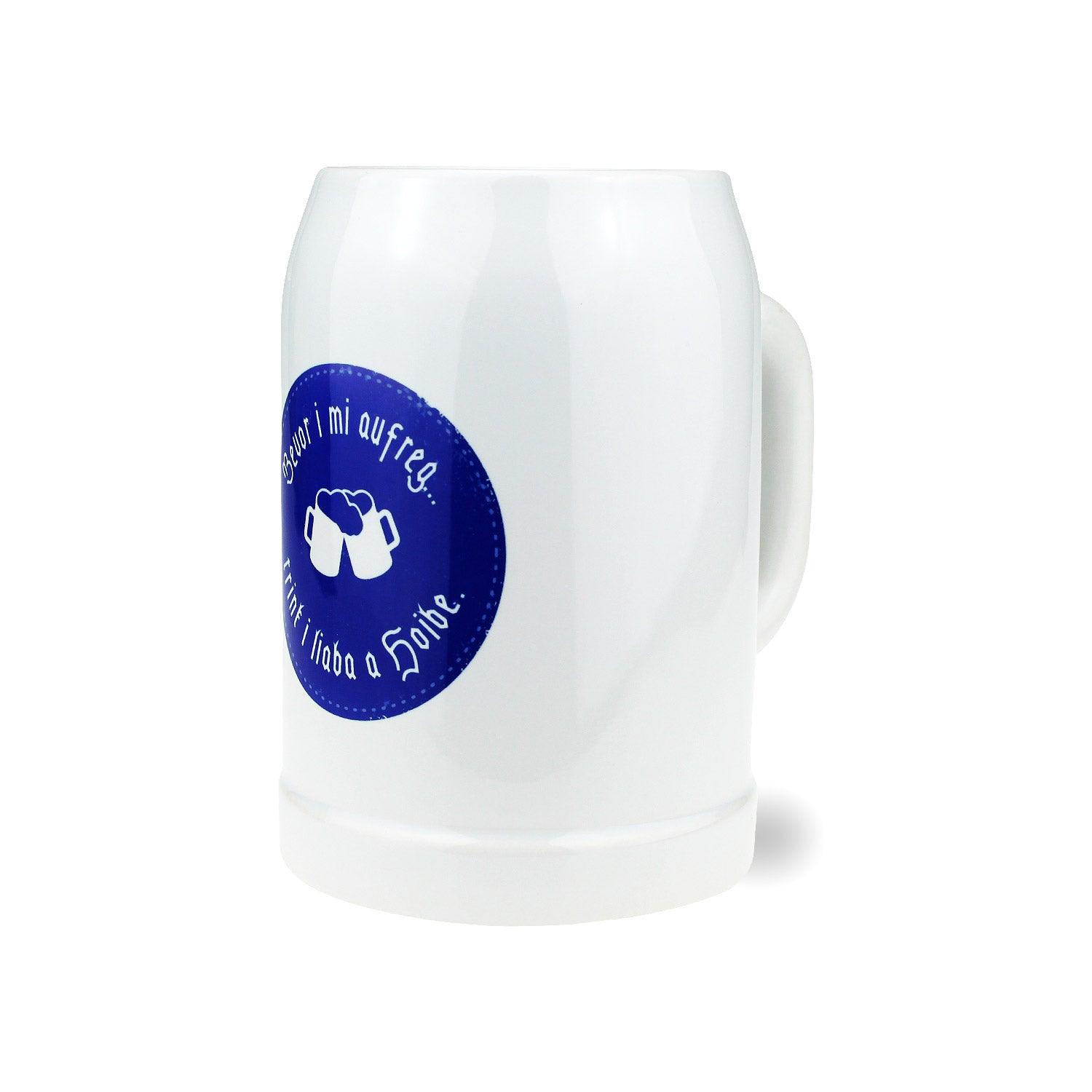 Weißer Bierkrug mit schwarz-blauem Schriftzug „bevor i mi aufreg“, zylindrische Form, ca. 0,5 l, Keramik.
