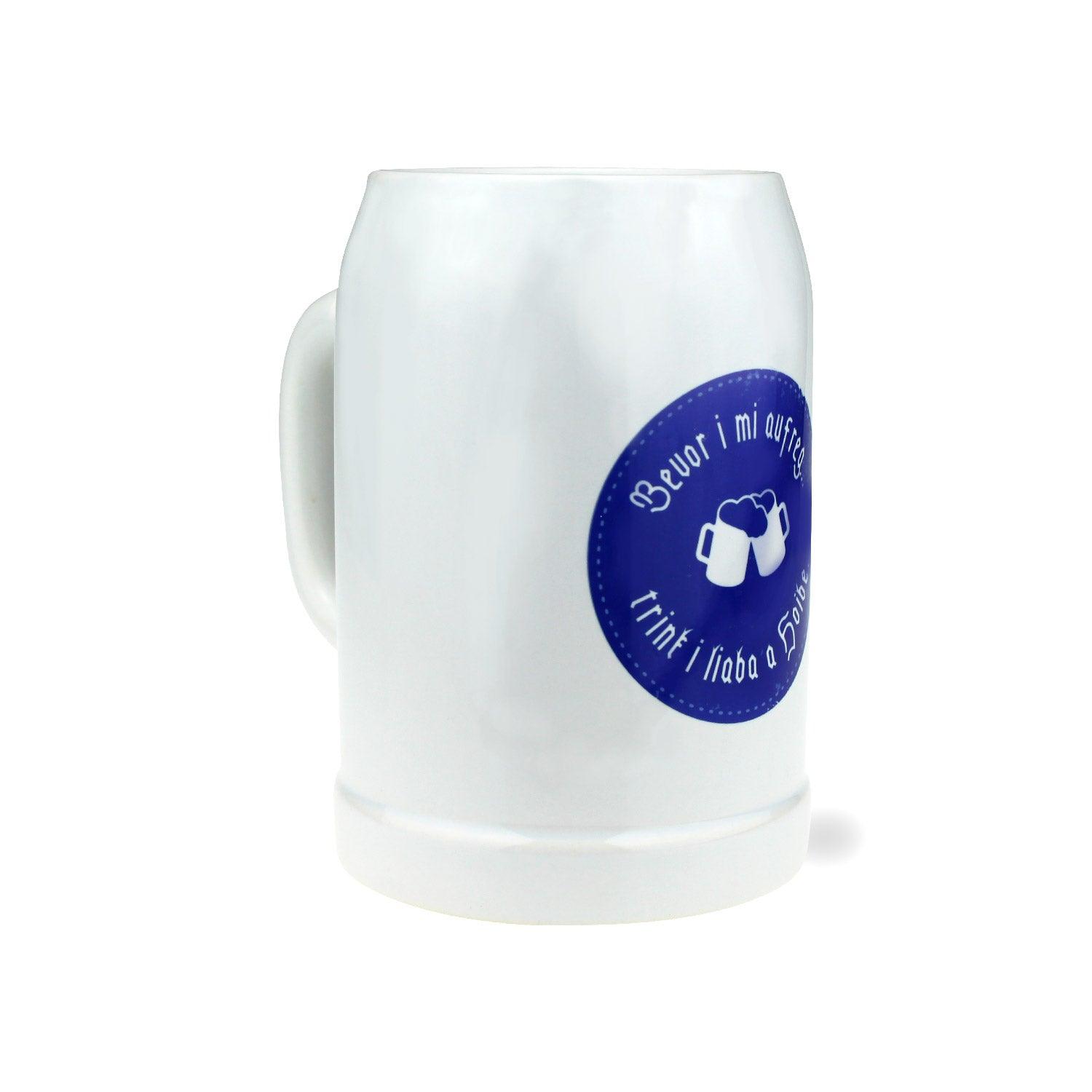 Weißer Bierkrug mit bauchiger Form, blauem bayerischen Rautenmuster und Schriftzug „bevor i mi aufreg“, 0,5 l, Keramik.